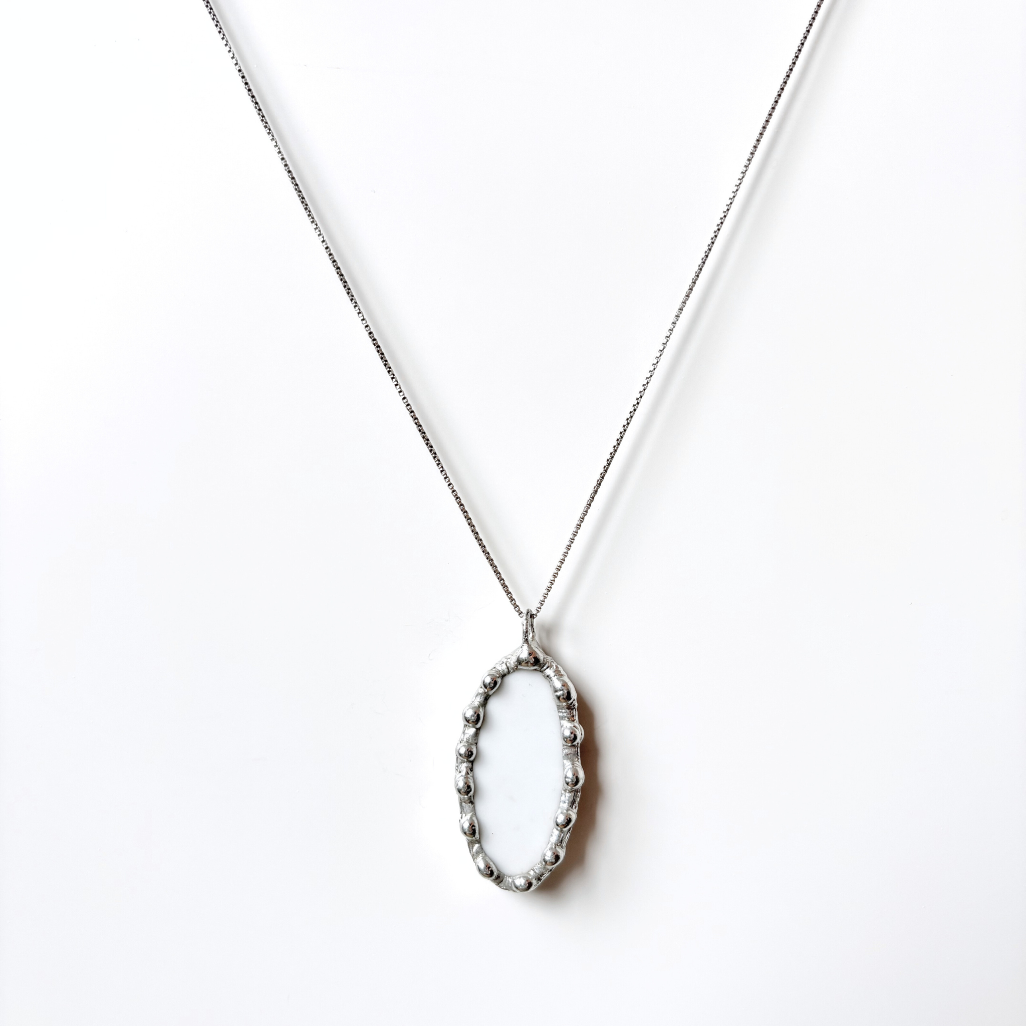 Porcelánový přívěsek s modrou květinou