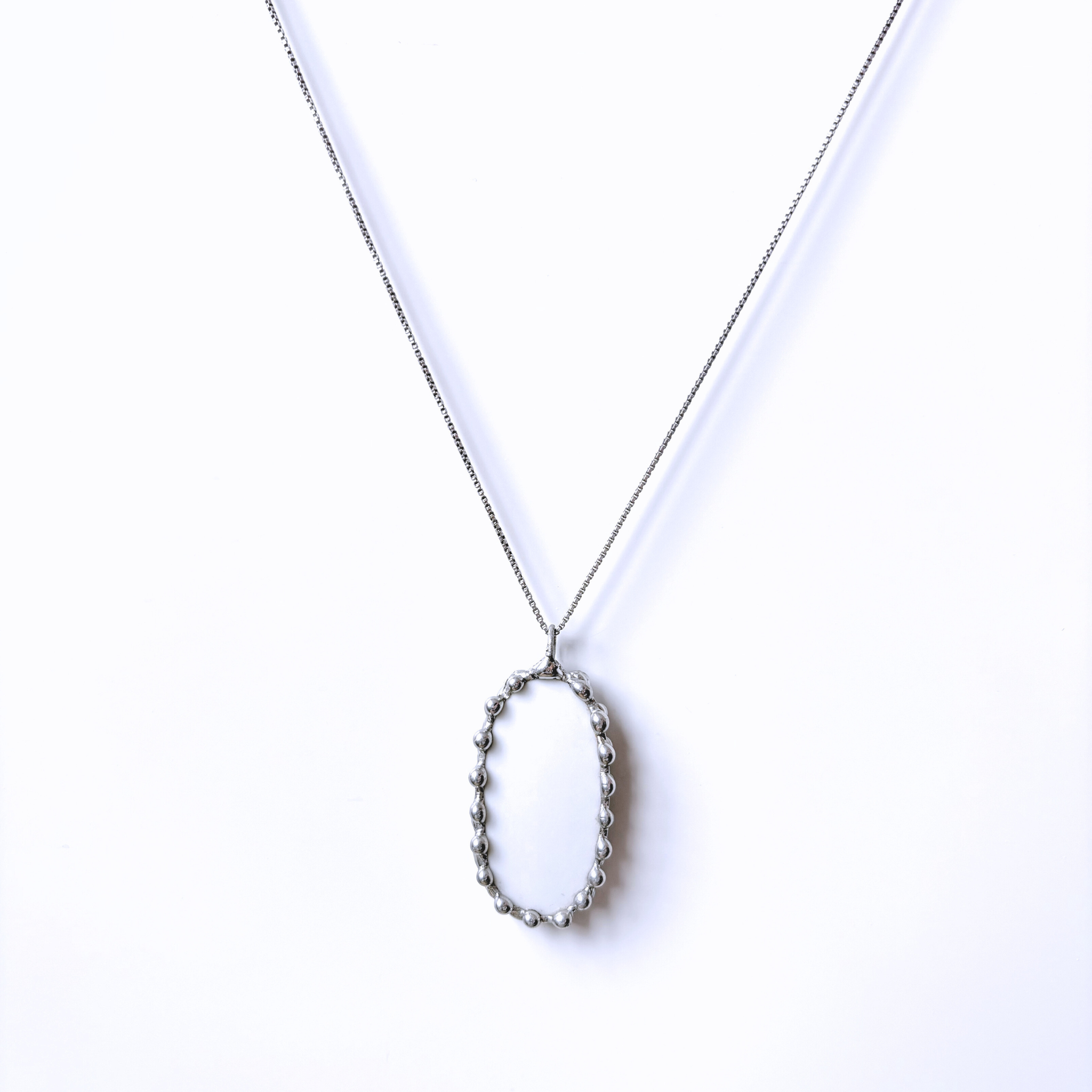 Porcelánový přívěsek s modrými růžičkami