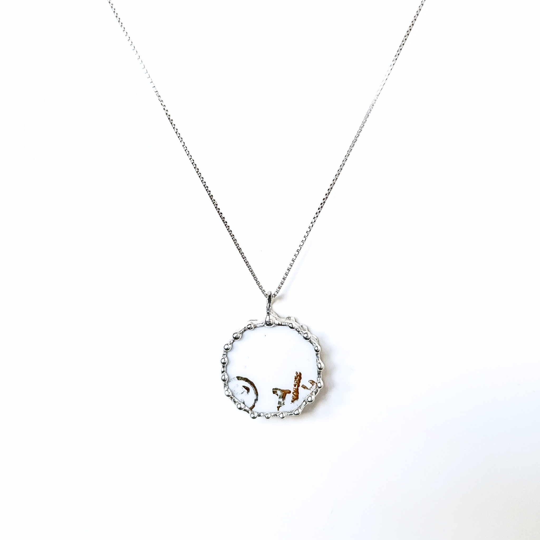 Porcelánový přívěsek s květinou