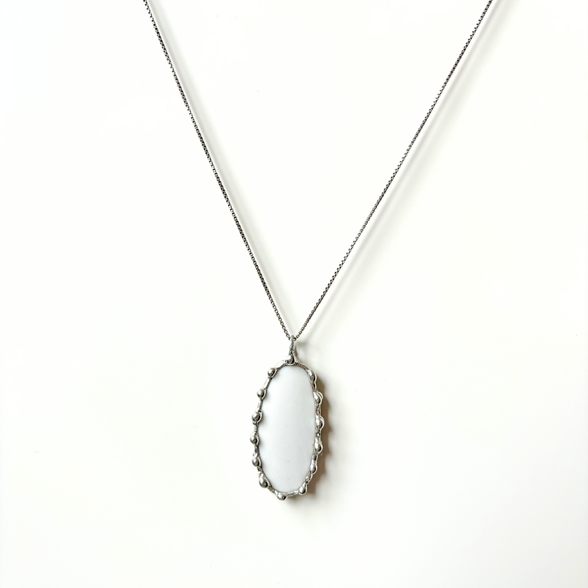 Porcelánový přívěsek se zelenými kytičkami