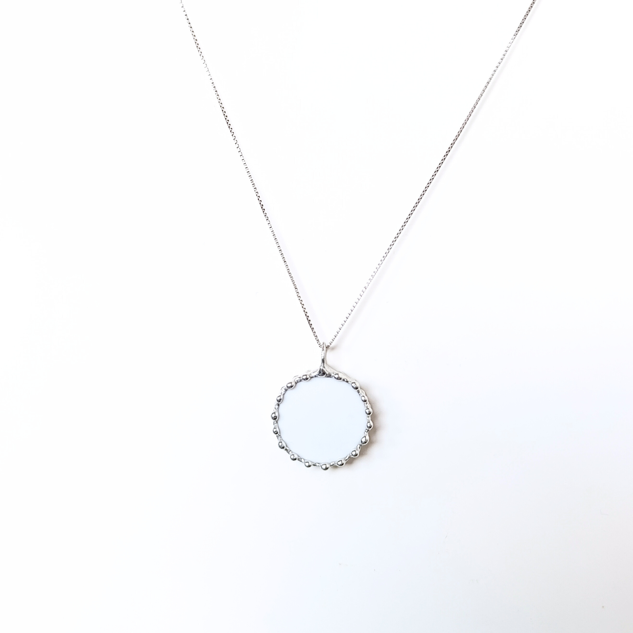 Porcelánový přívěsek s květinou