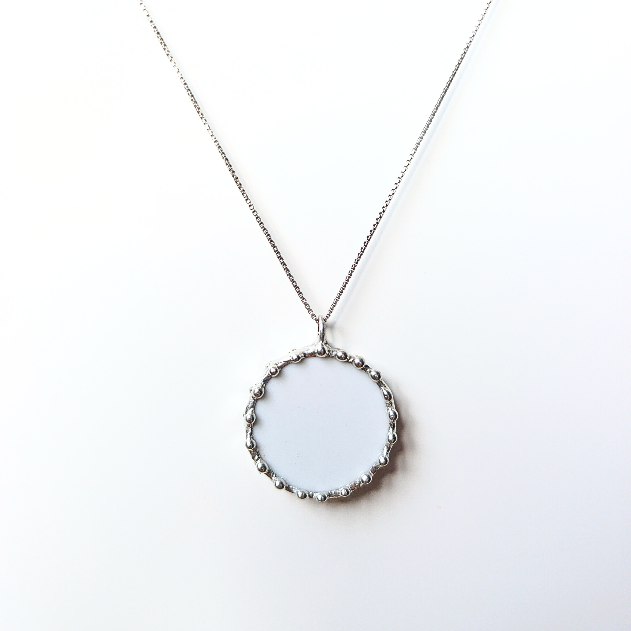 Porcelánový přívěsek s cibulákovým vzorem: chryzantéma