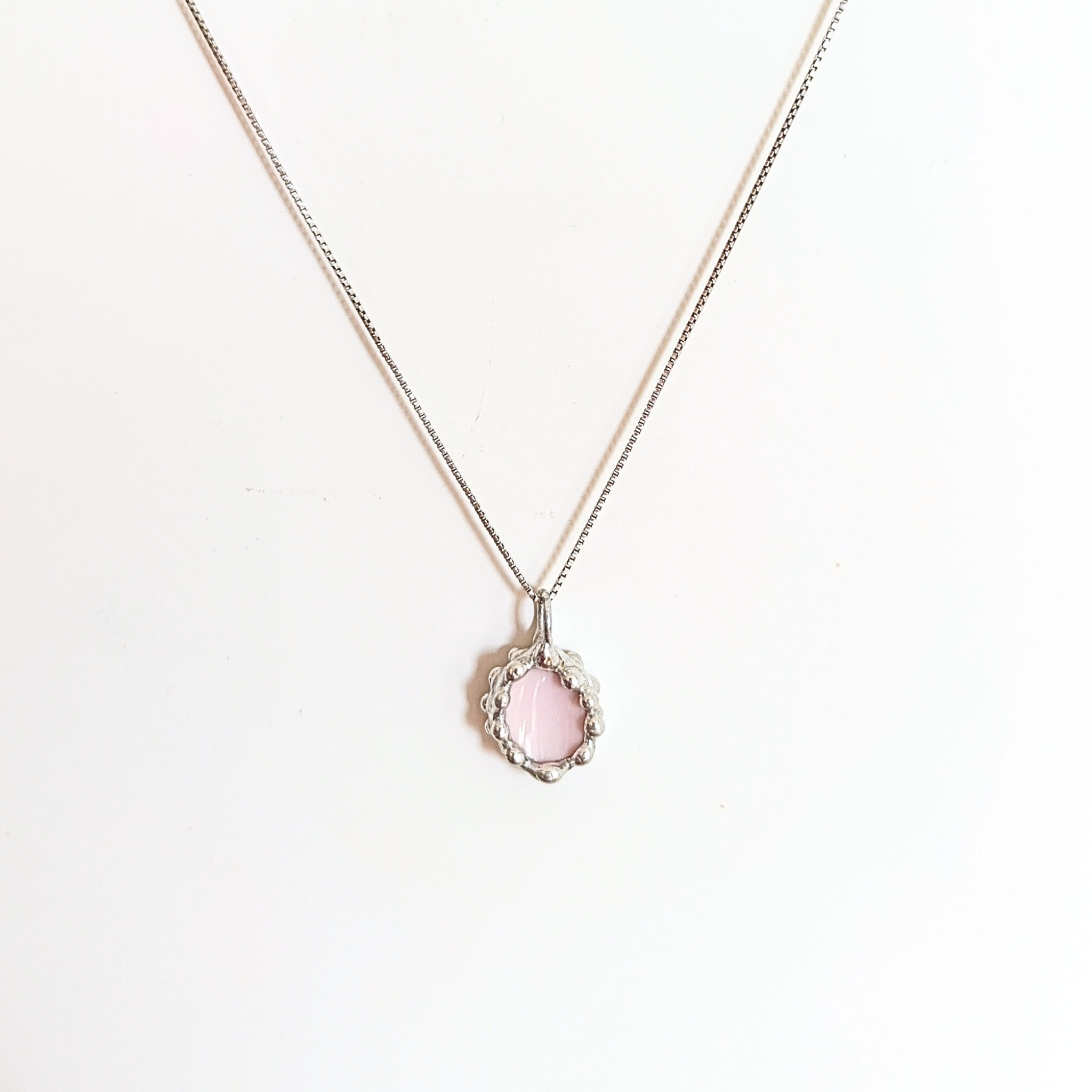 Porcelánový přívěsek s chrpou