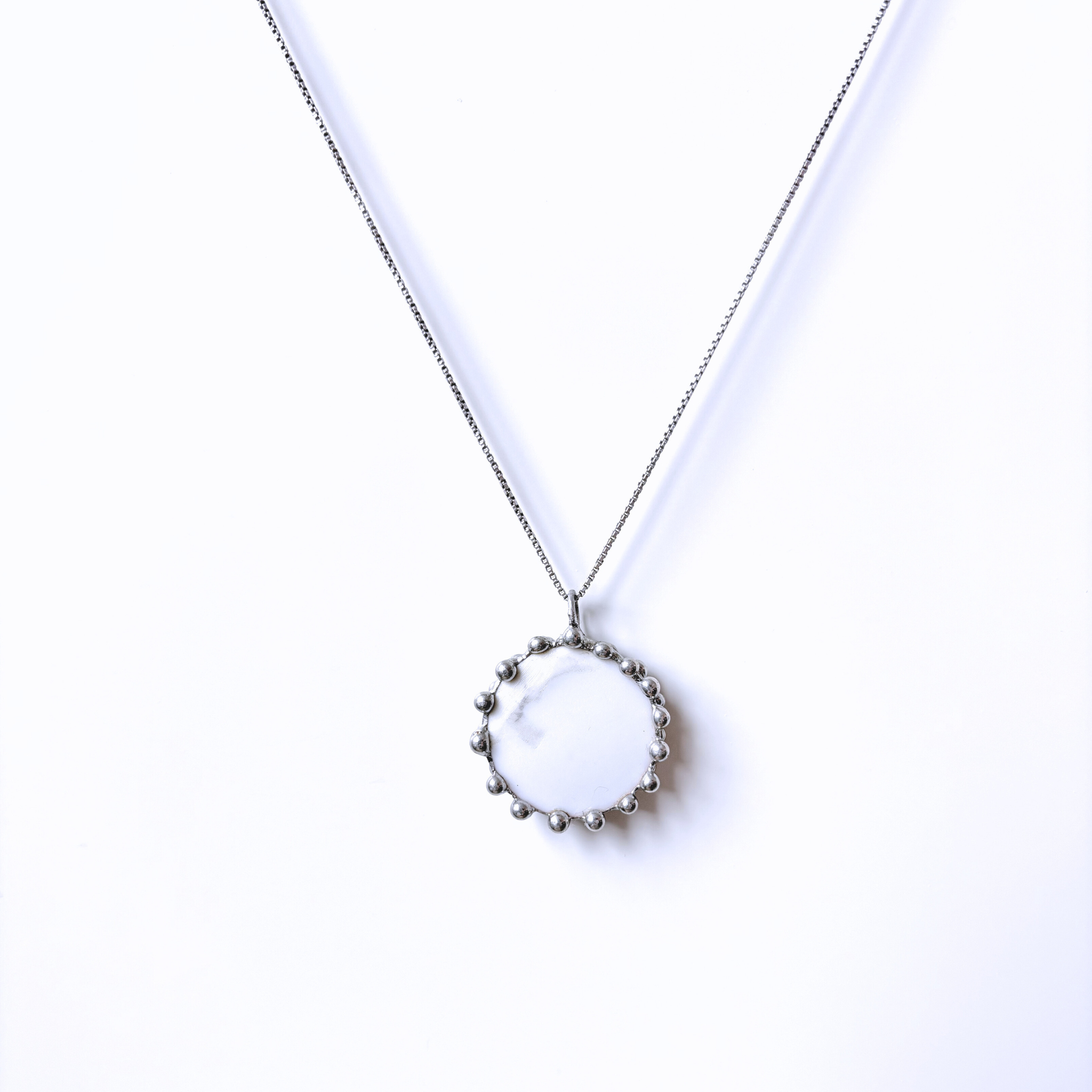 Porcelánový přívěsek s modrou kytičkou