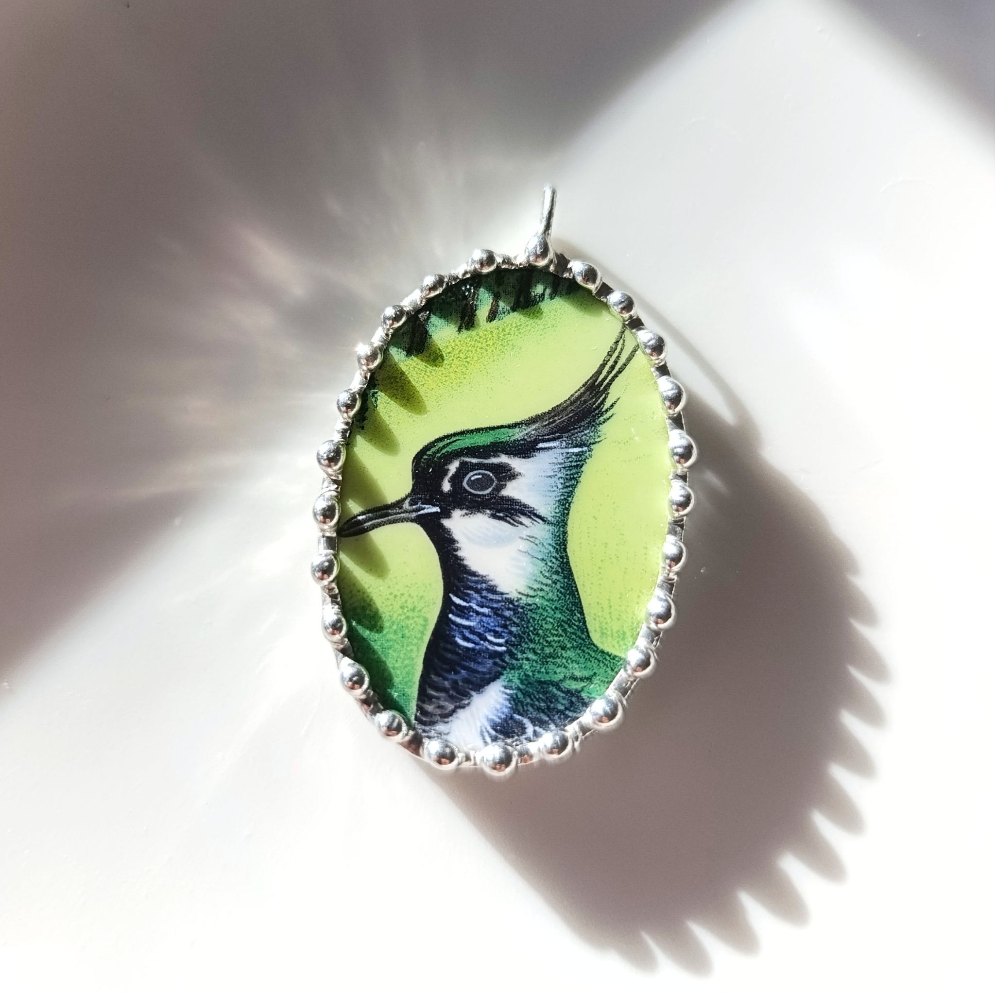 Porcelánový přívěsek s čejkou chocholatou