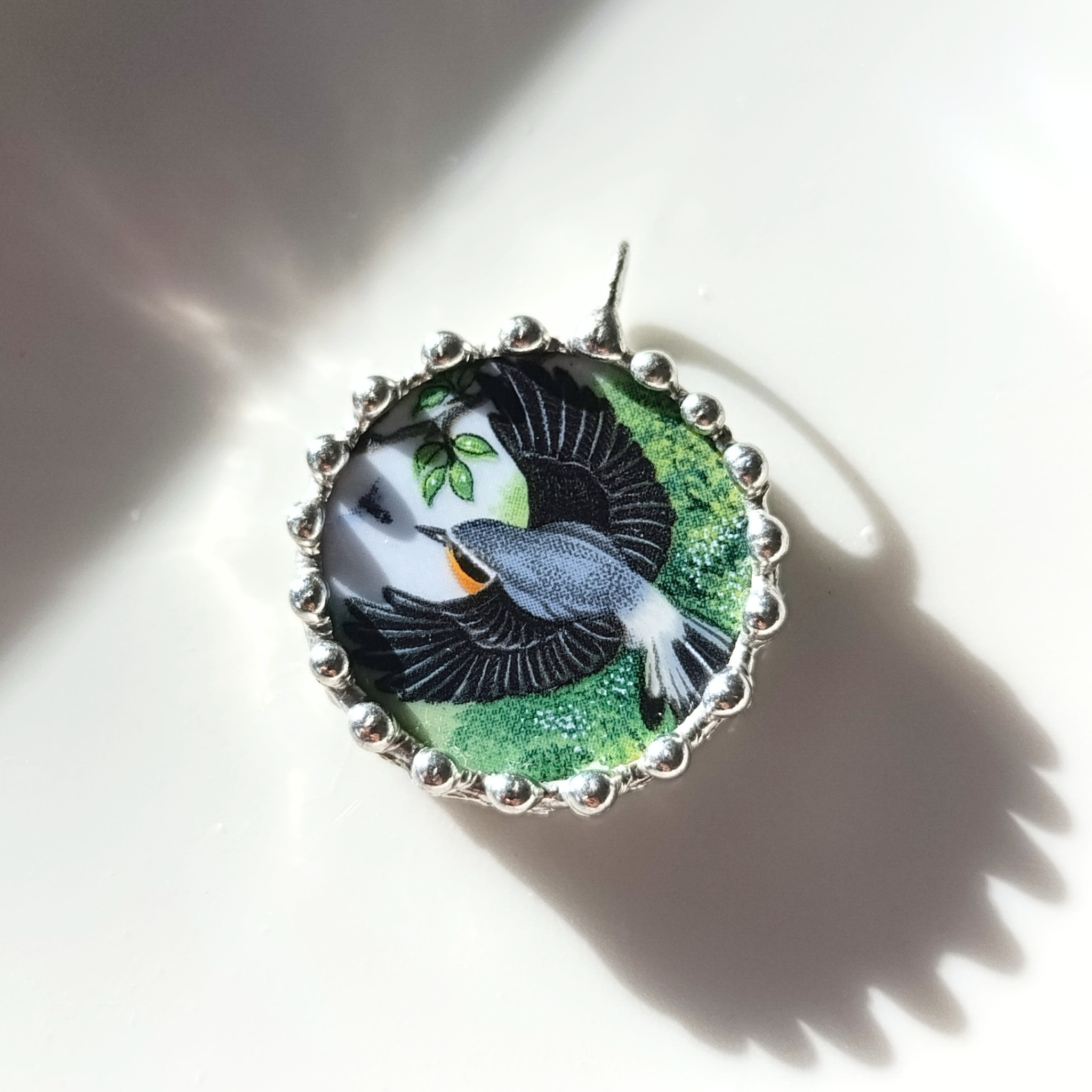 Porcelánový přívěsek s ptákem v letu