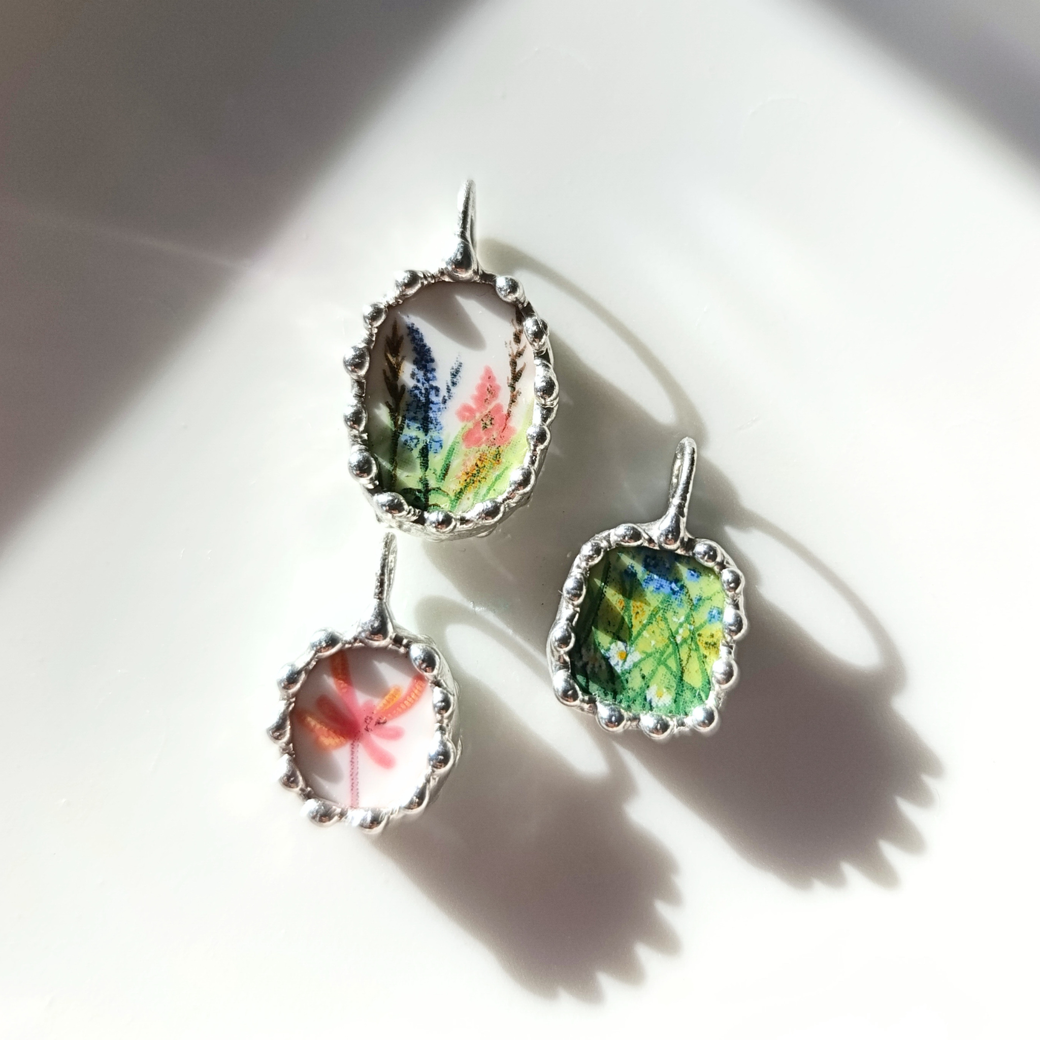 Porcelánový přívěsek s loukou