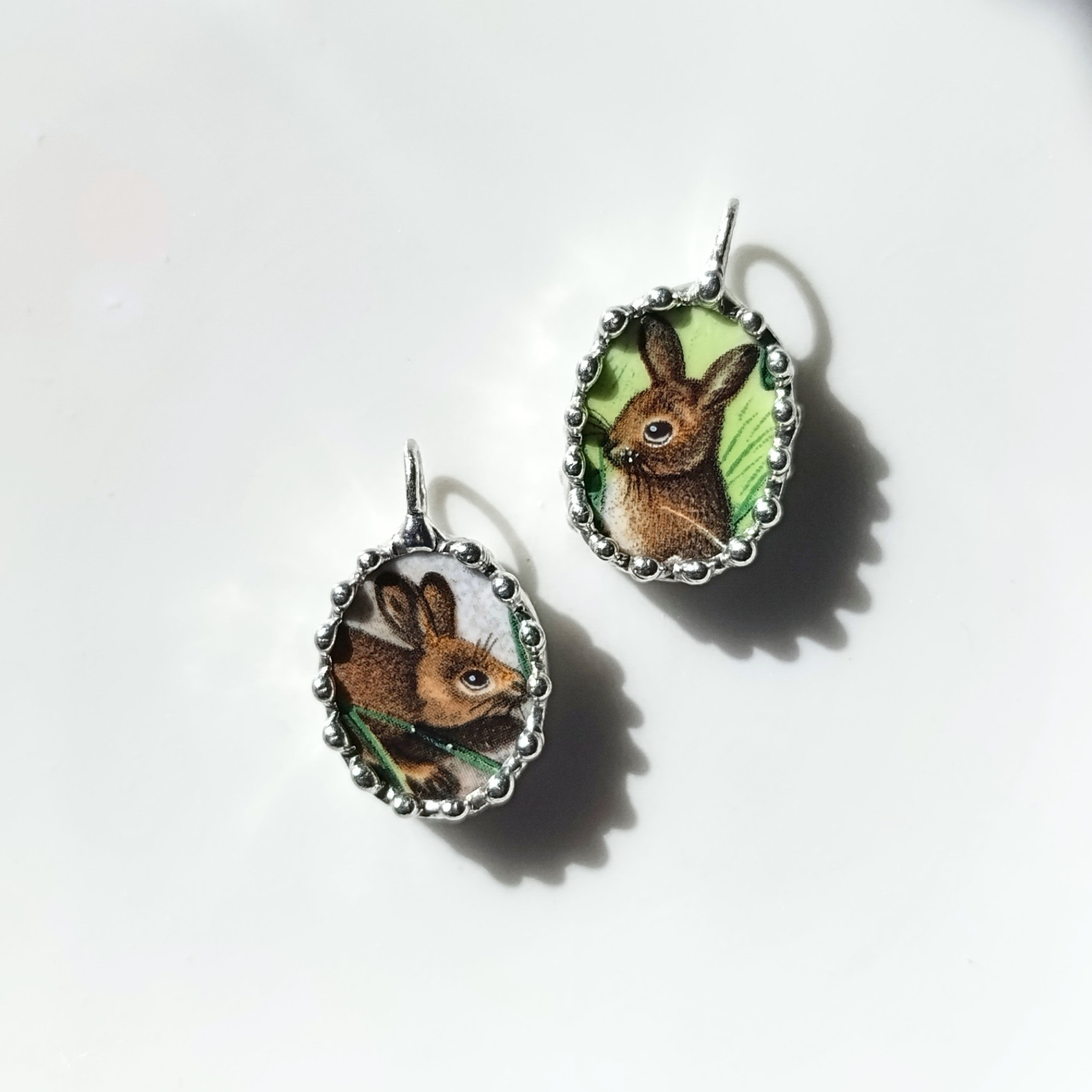 Porcelánový přívěsek se zajícem