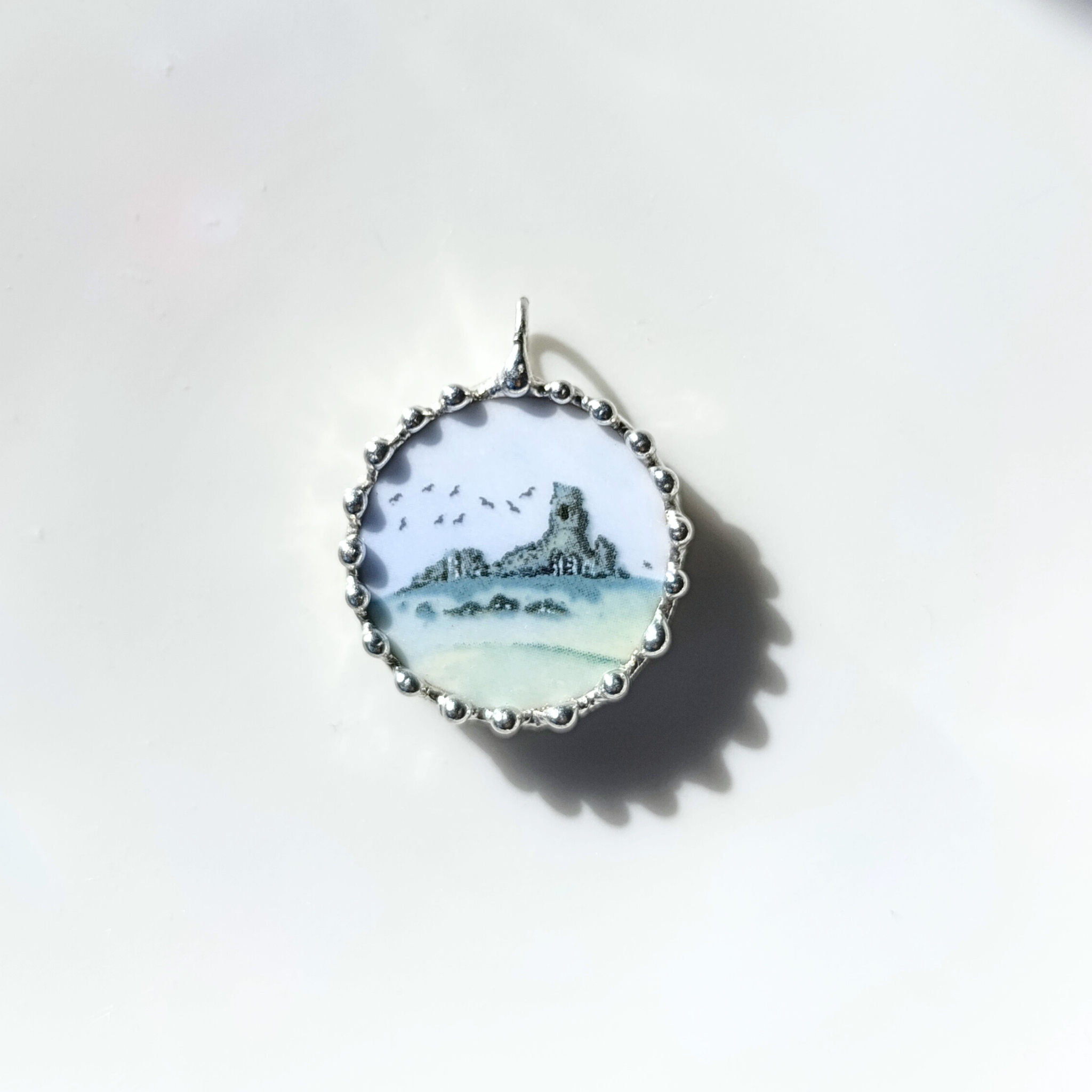 Porcelánový přívěsek s tajemným hradem