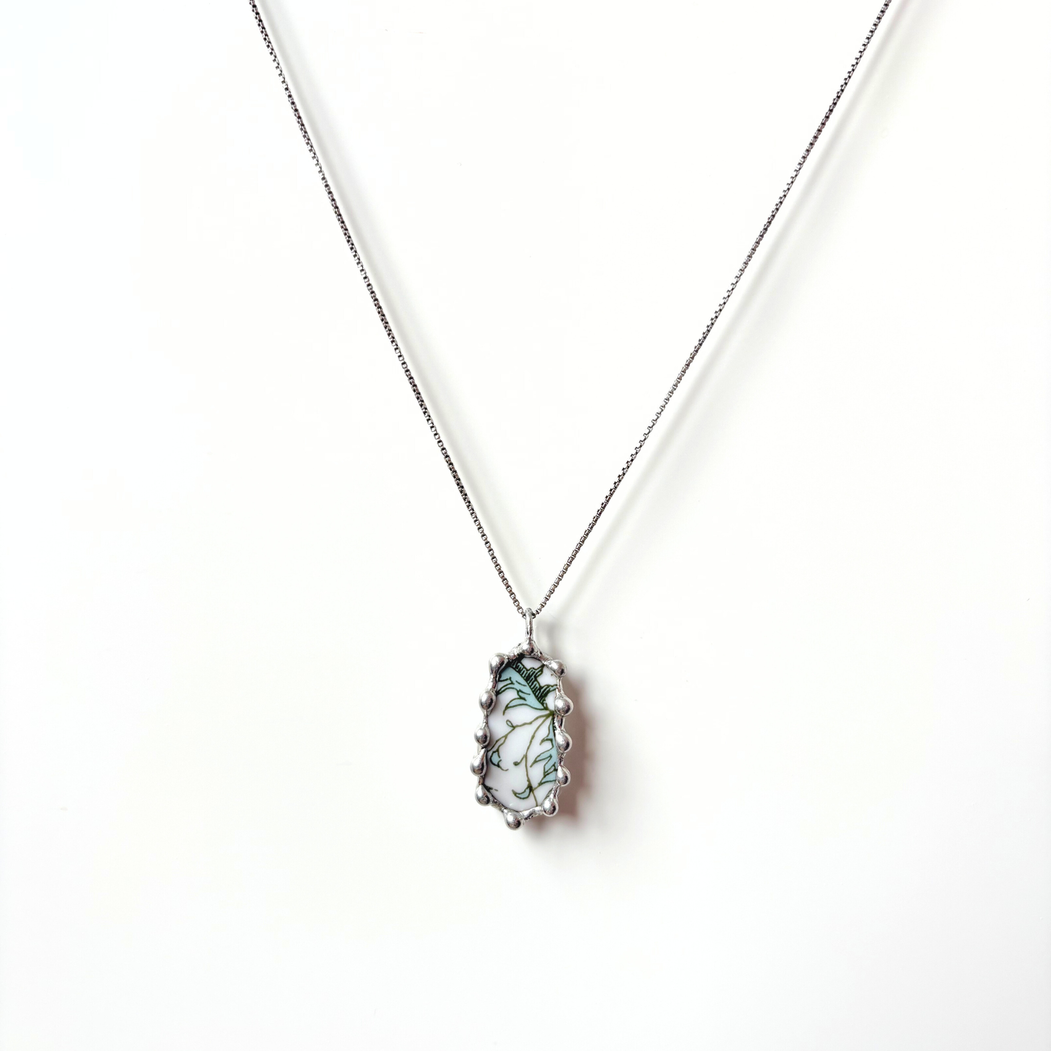 Porcelánový přívěsek se zelenými kytičkami