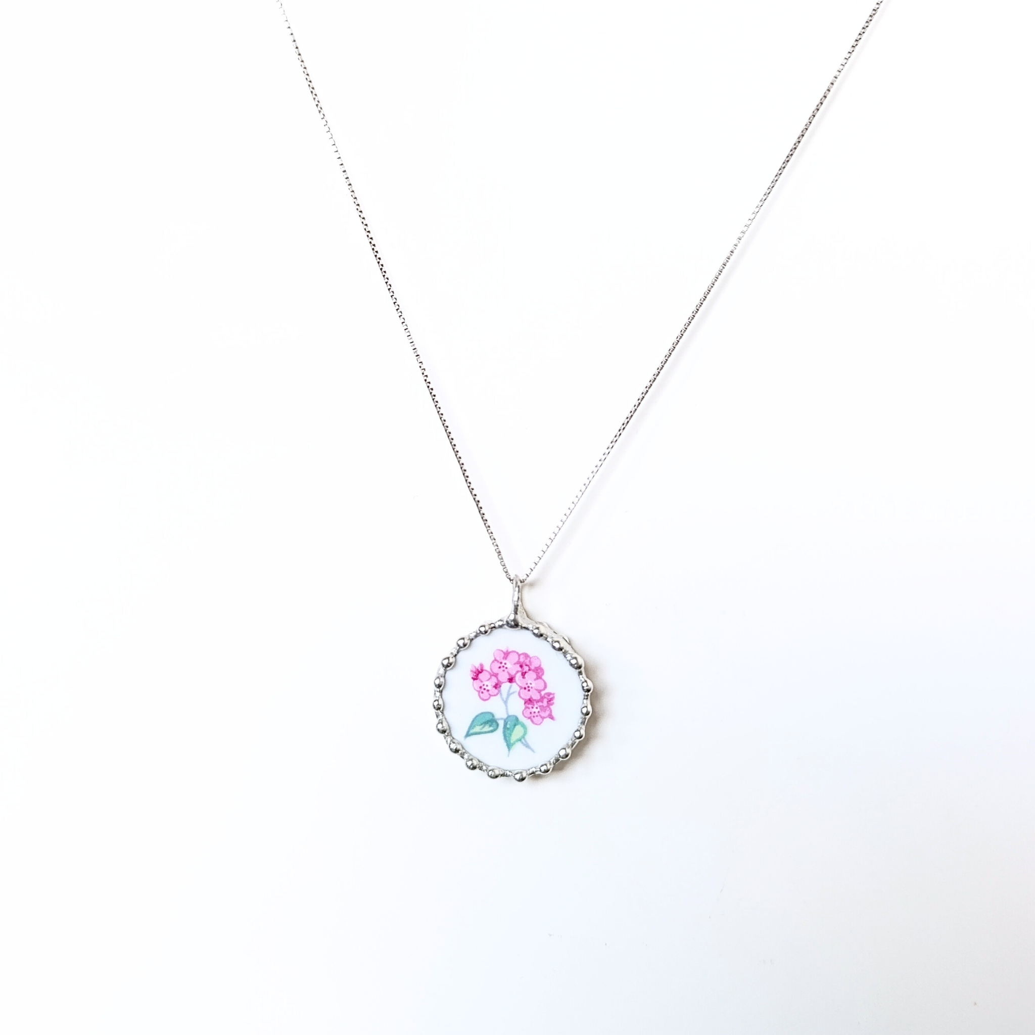 Porcelánový přívěsek s květinou