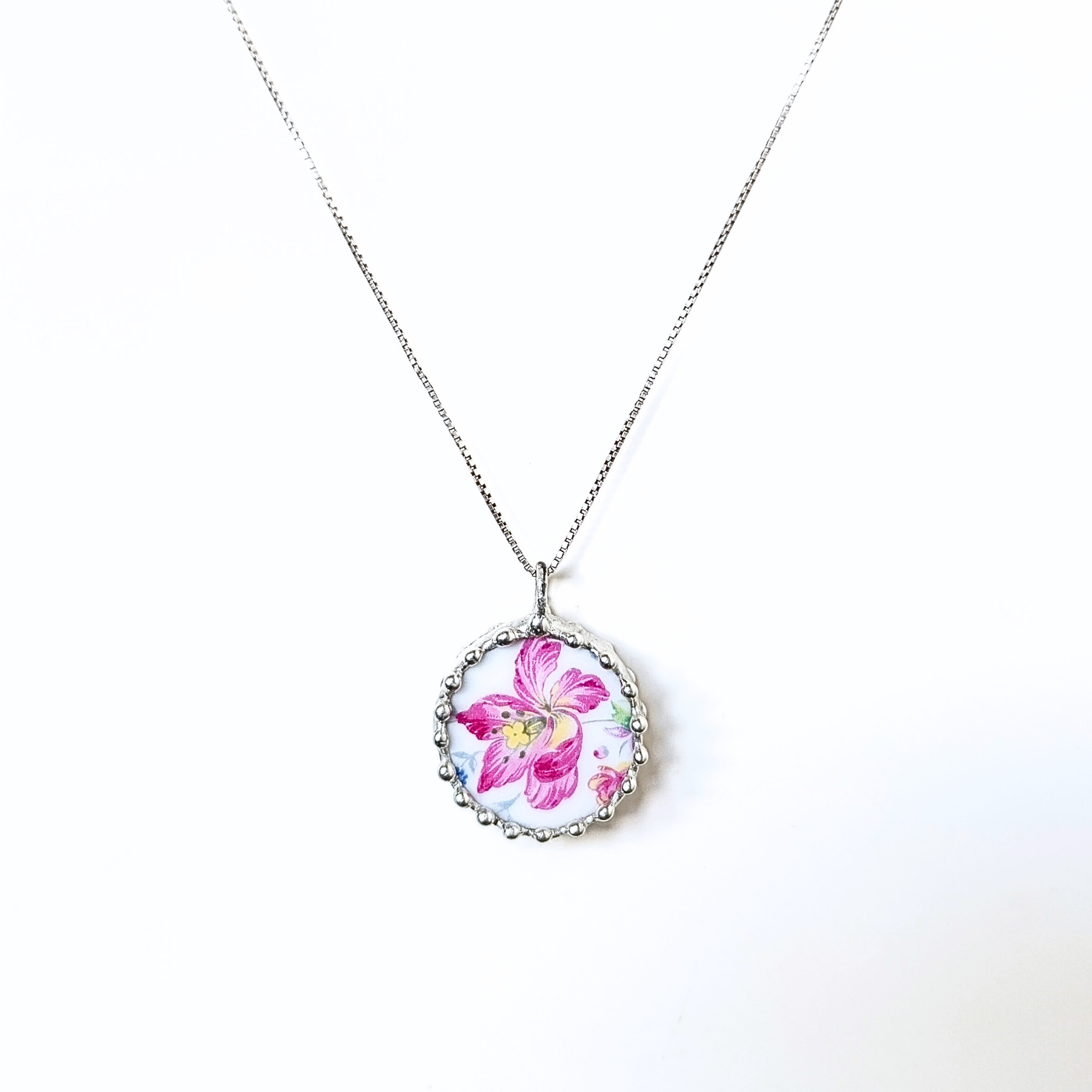 Porcelánový přívěsek s květinou