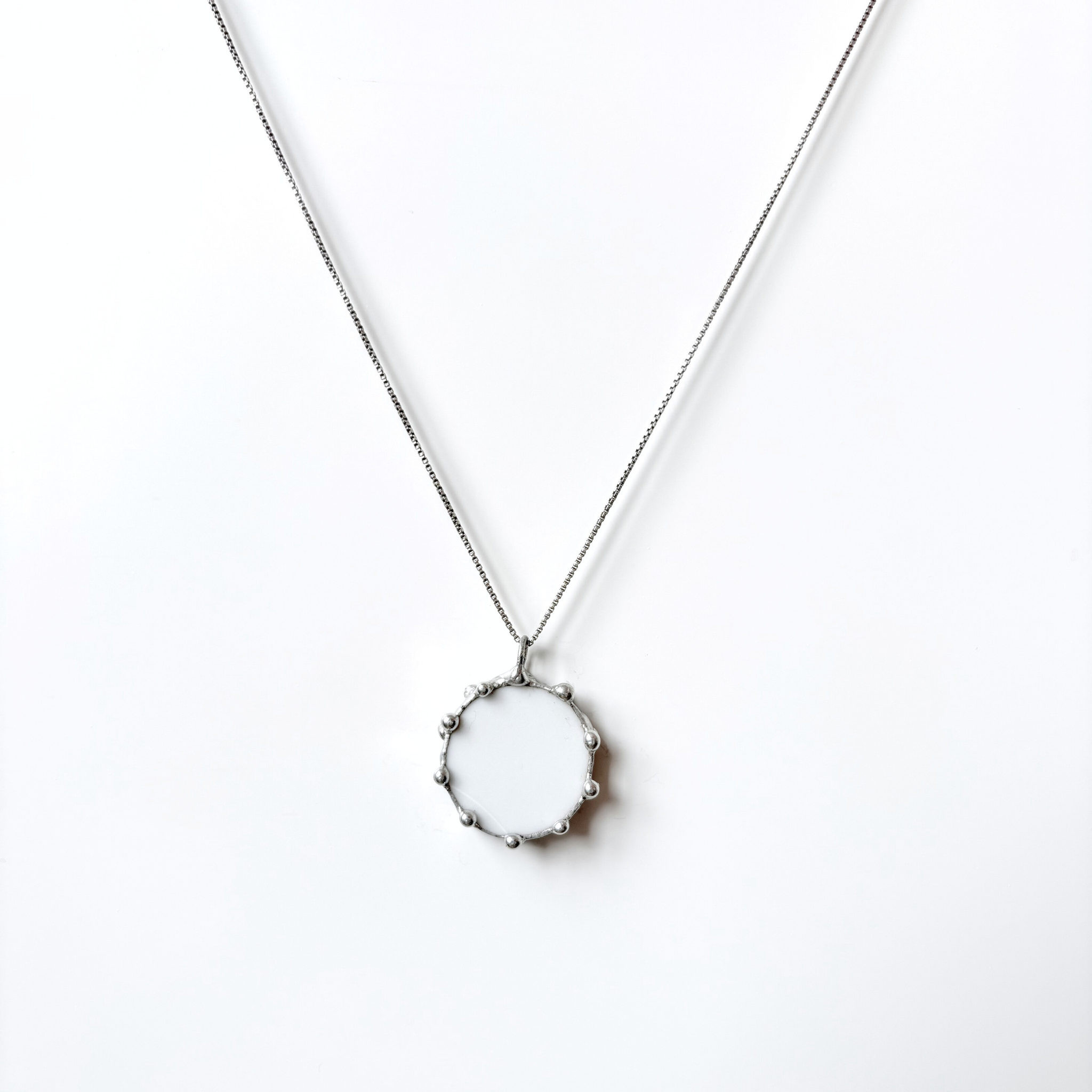 Porcelánový přívěsek s modrou květinou