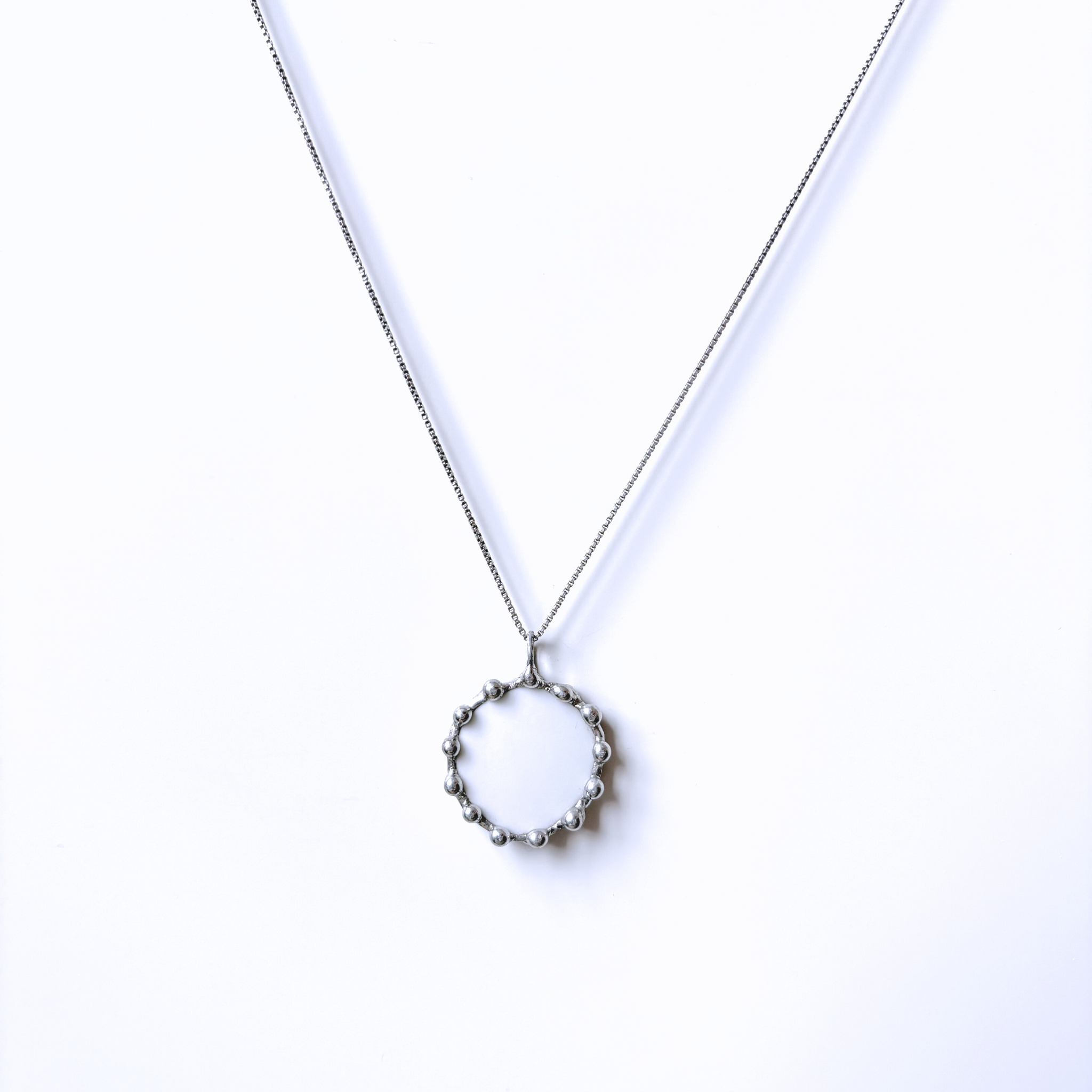 Porcelánový přívěsek s modrými růžičkami