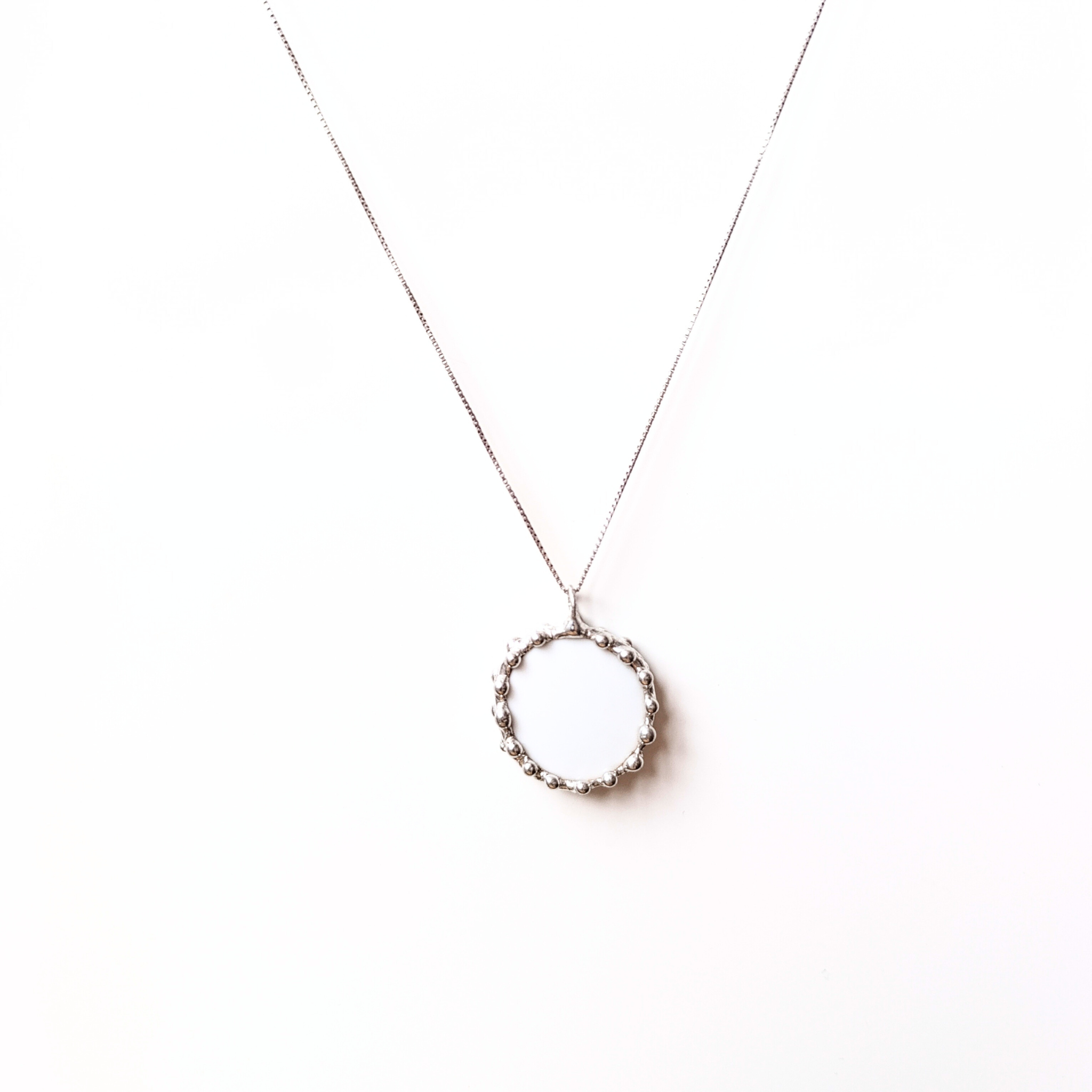 Porcelánový přívěsek s modrými růžičkami