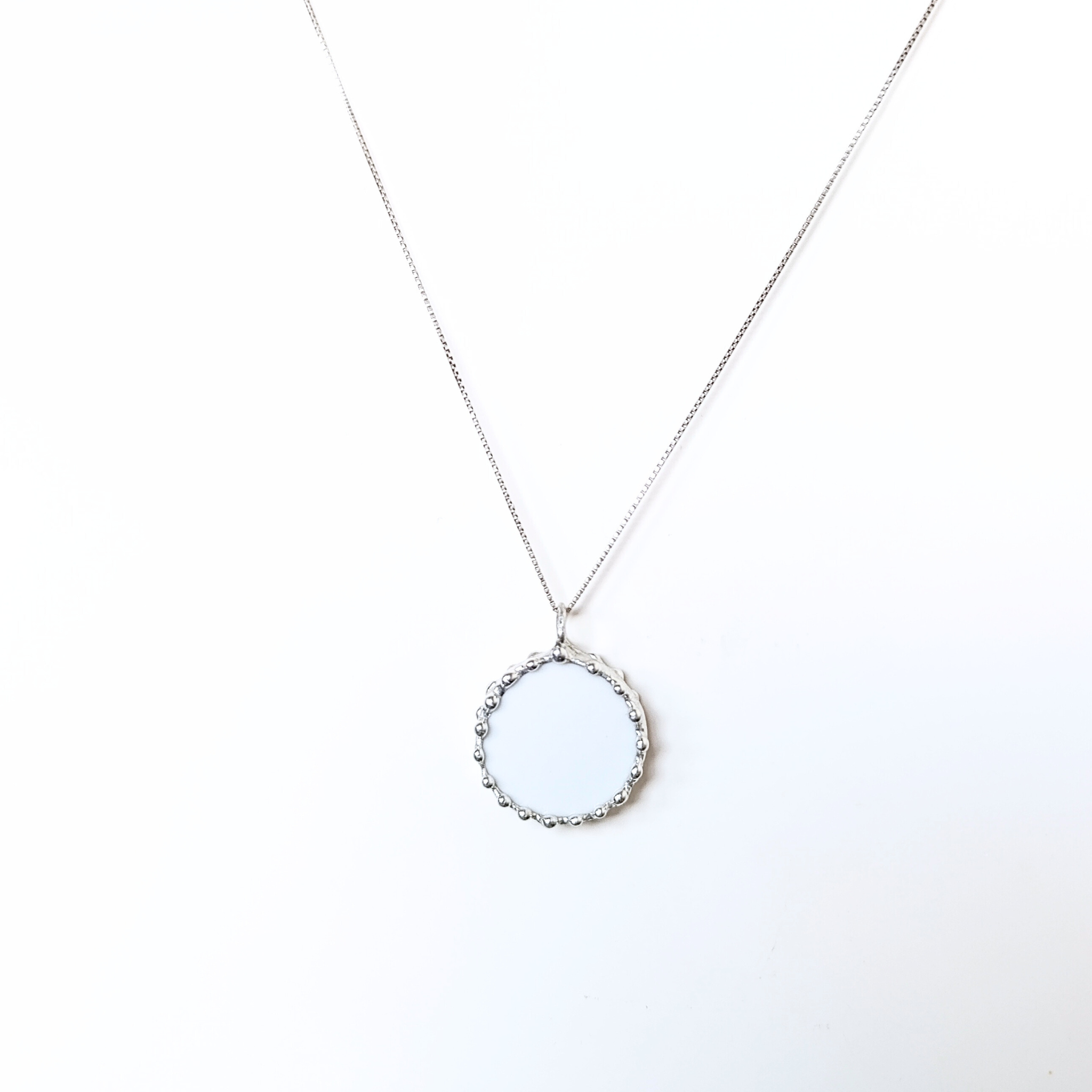 Porcelánový přívěsek s květinou