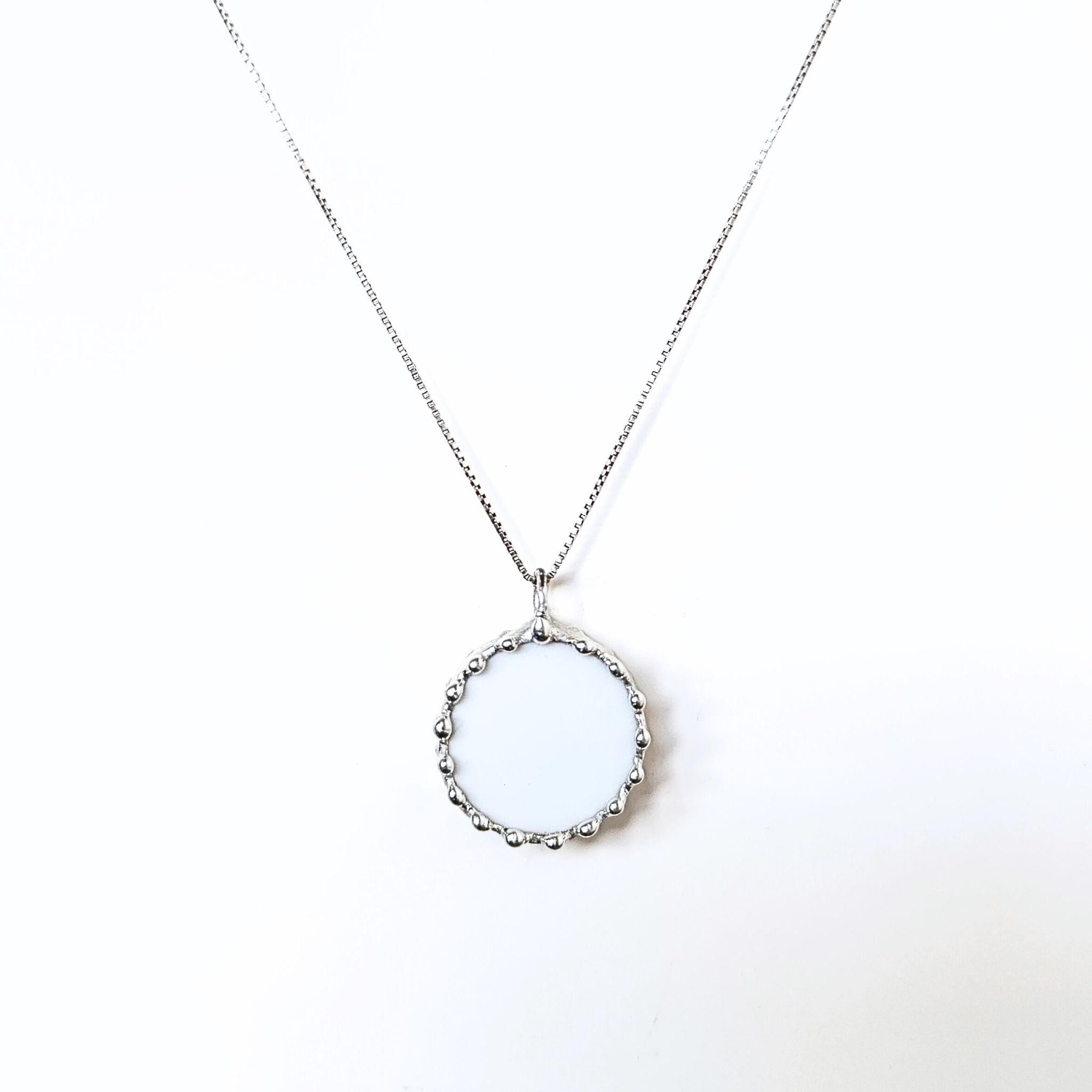 Porcelánový přívěsek s květinou