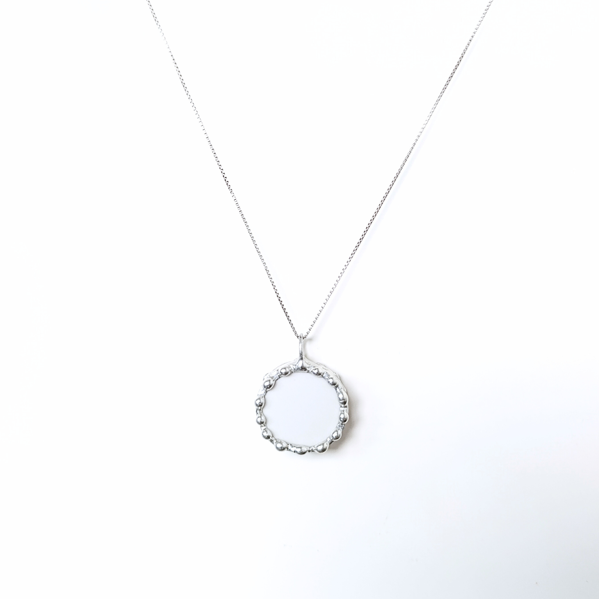 Porcelánový přívěsek s květinou