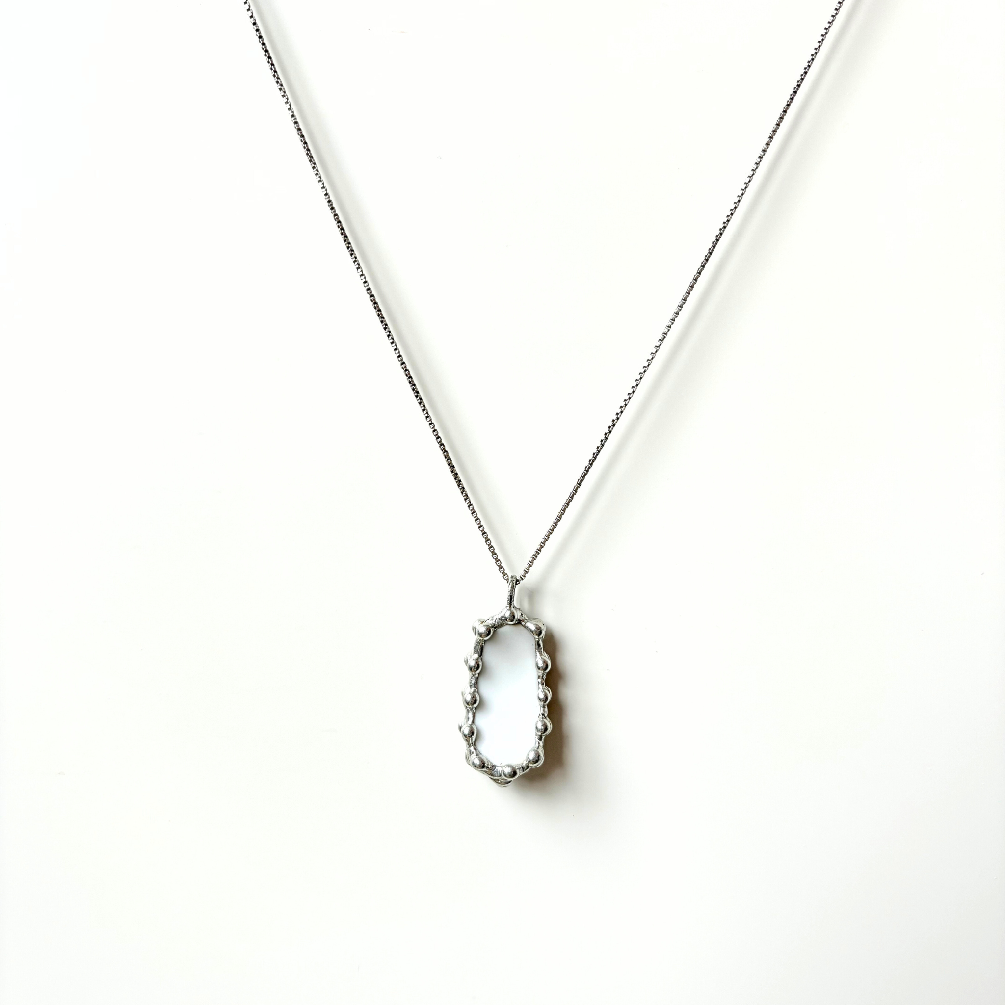 Porcelánový přívěsek se zelenými kytičkami