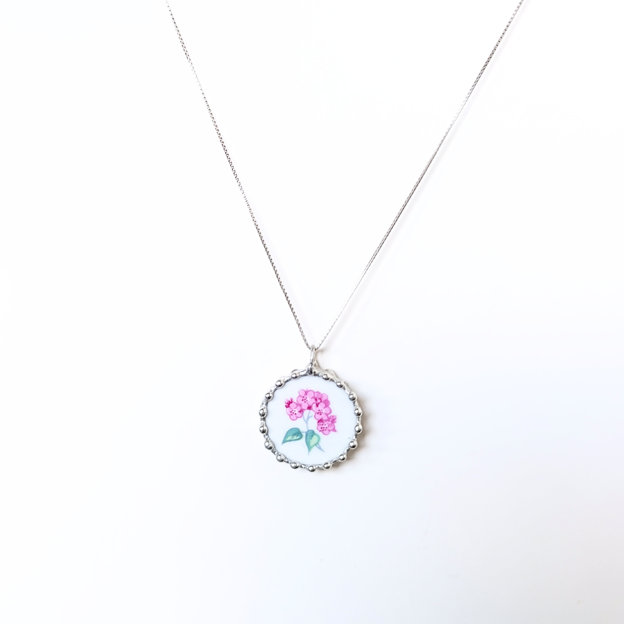 Porcelánový přívěsek s květinou