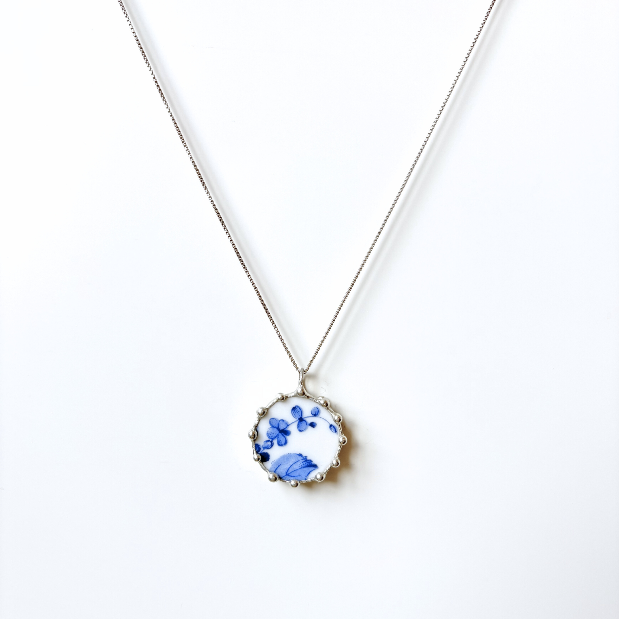 Porcelánový přívěsek s modrou květinou