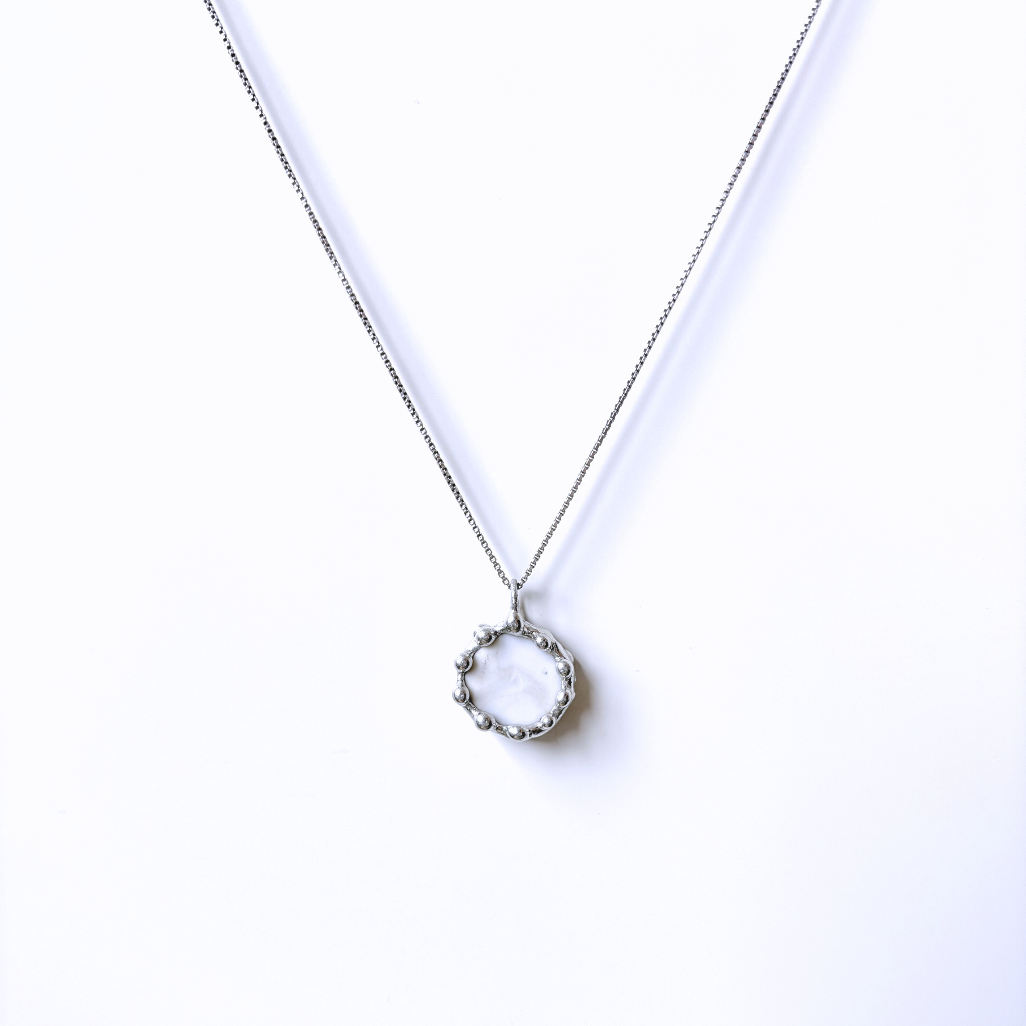 Porcelánový přívěsek s modrou kytičkou