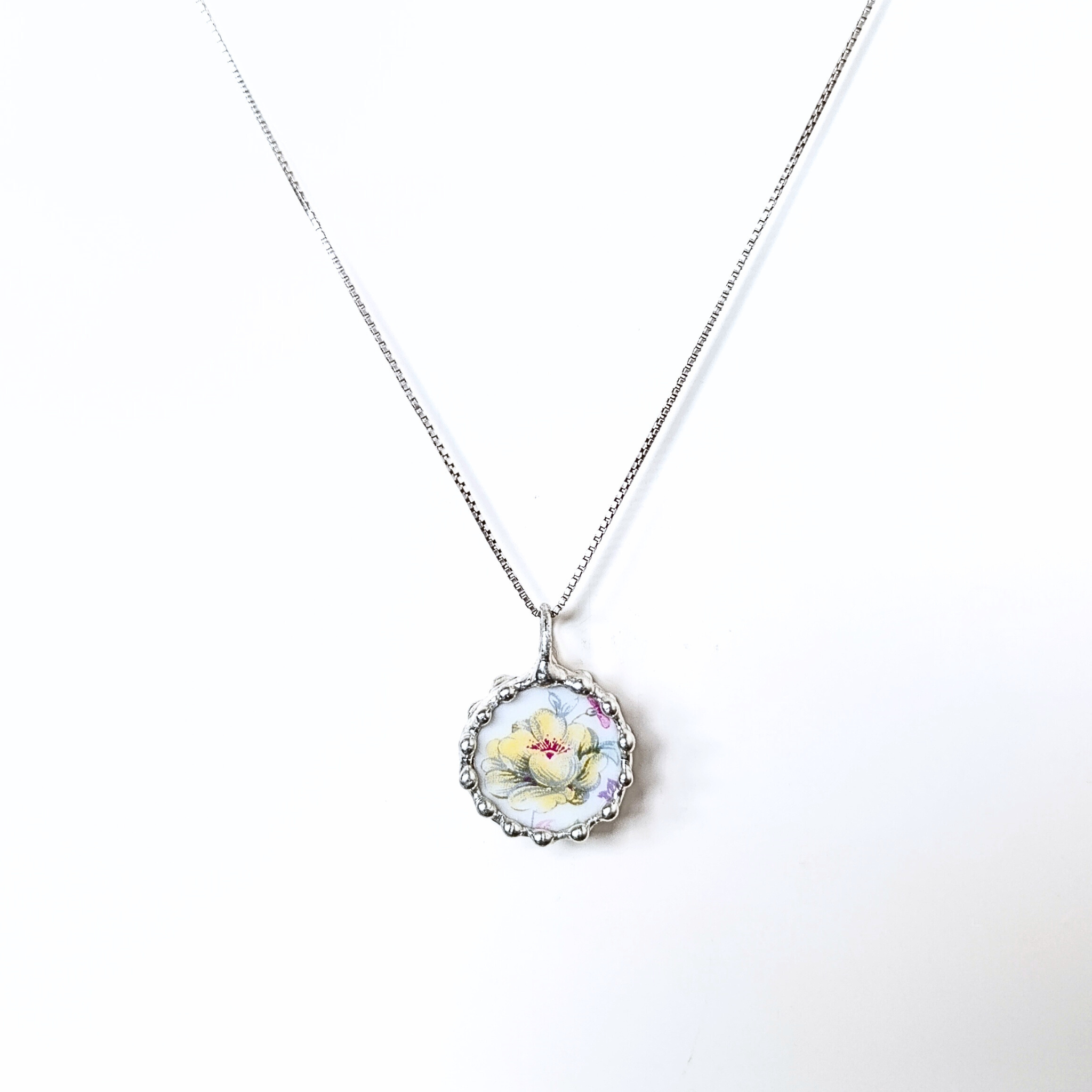 Porcelánový přívěsek s květinou