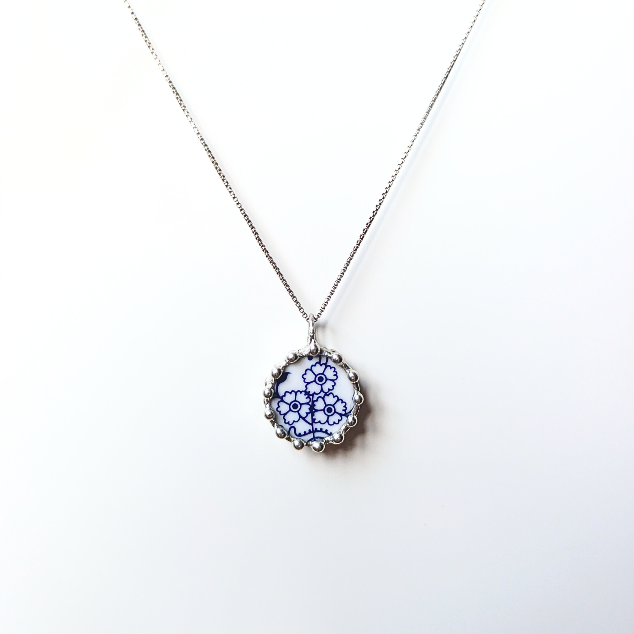 Porcelánový přívěsek s cibulákovým vzorem: svlačec