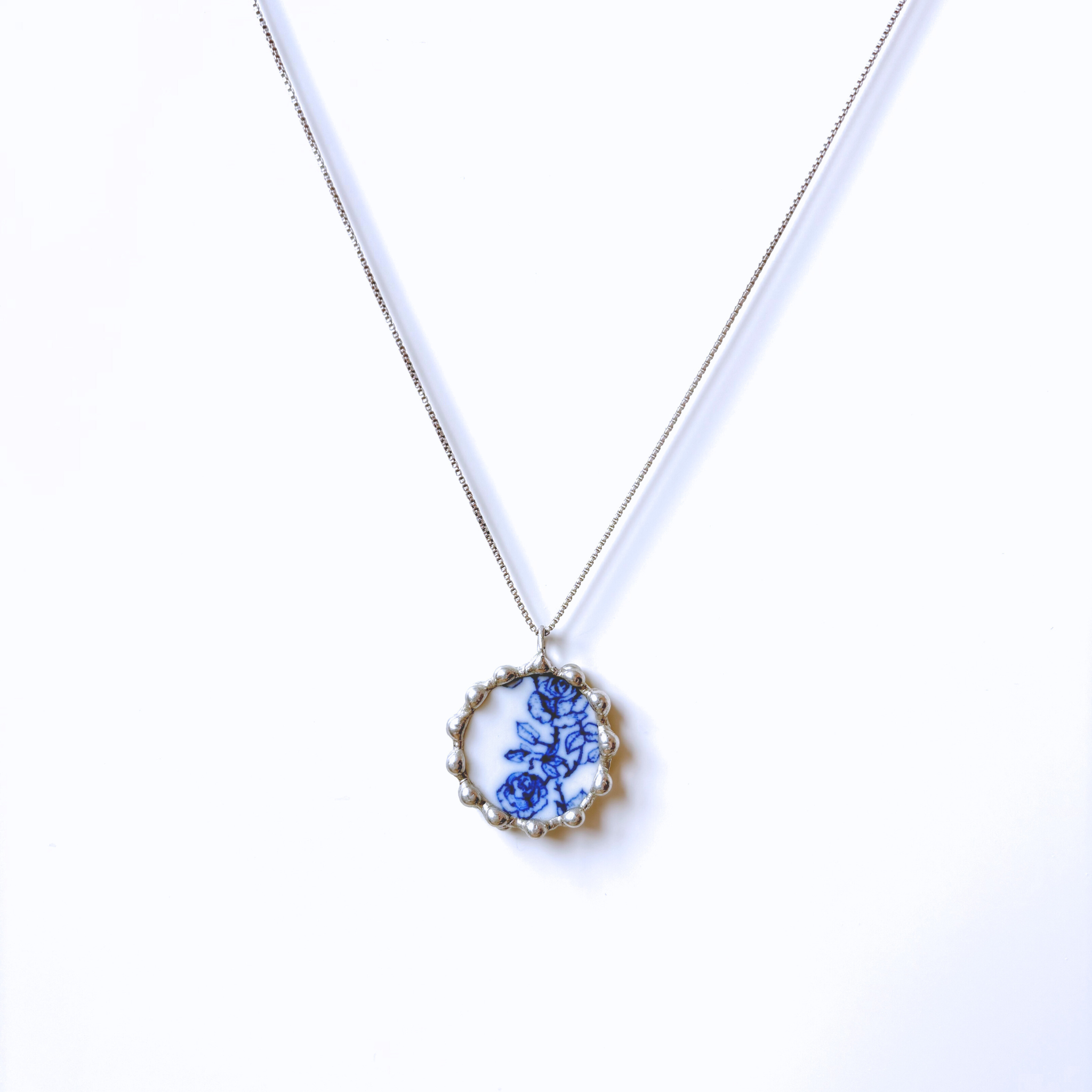 Porcelánový přívěsek s modrými růžičkami