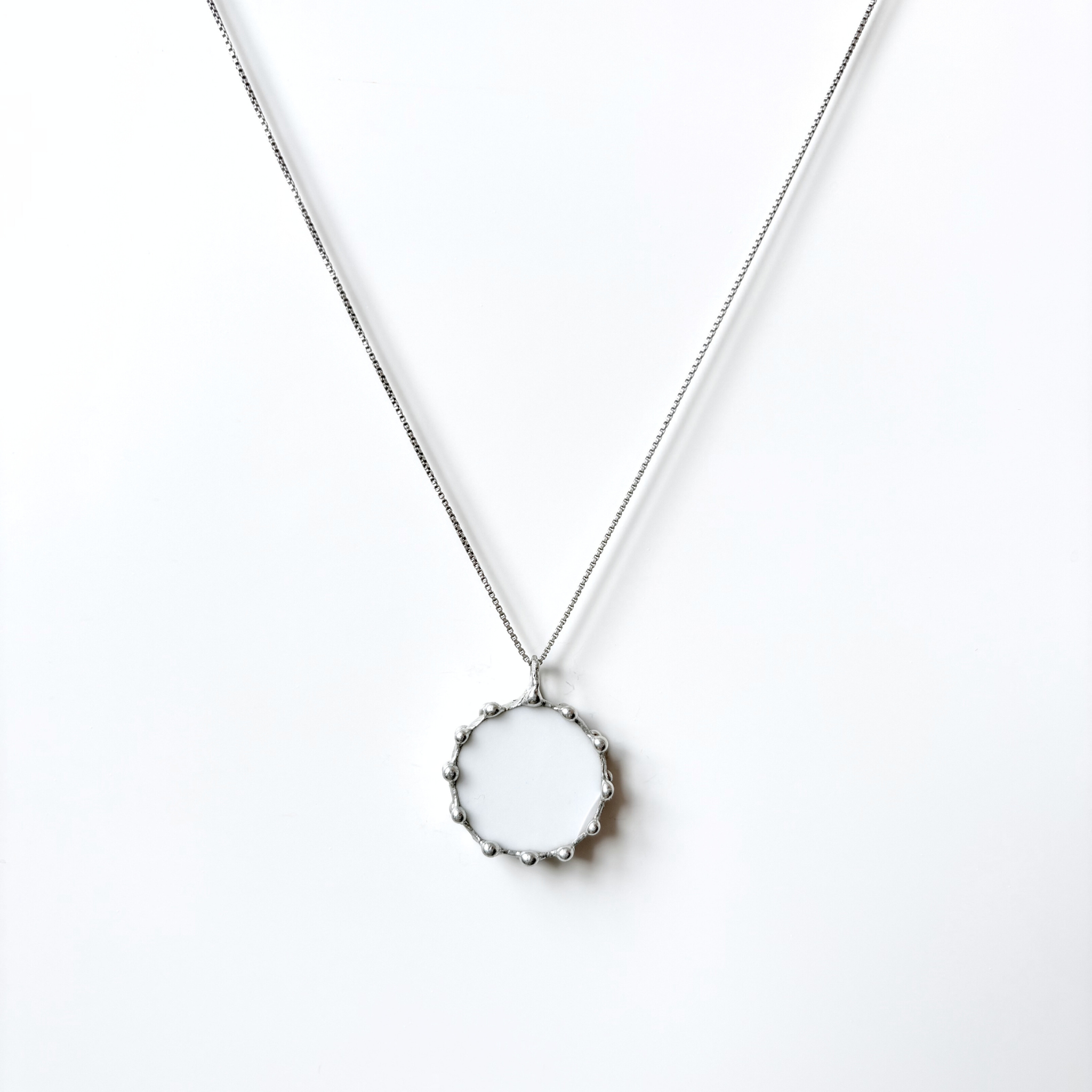 Porcelánový přívěsek s modrou květinou