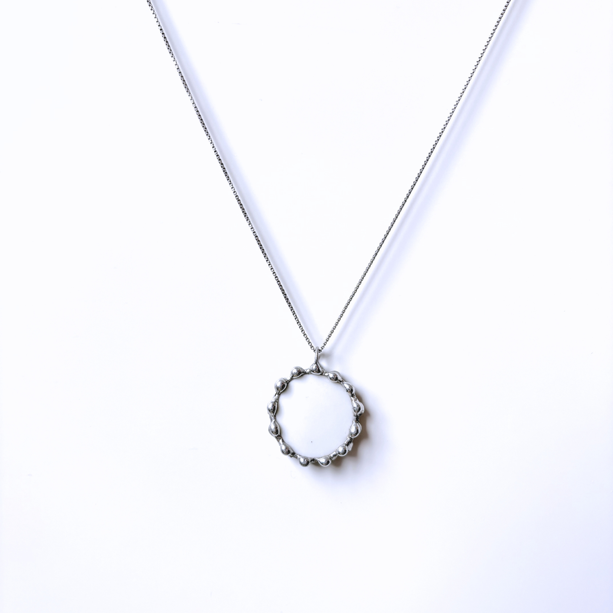 Porcelánový přívěsek s modrými růžičkami