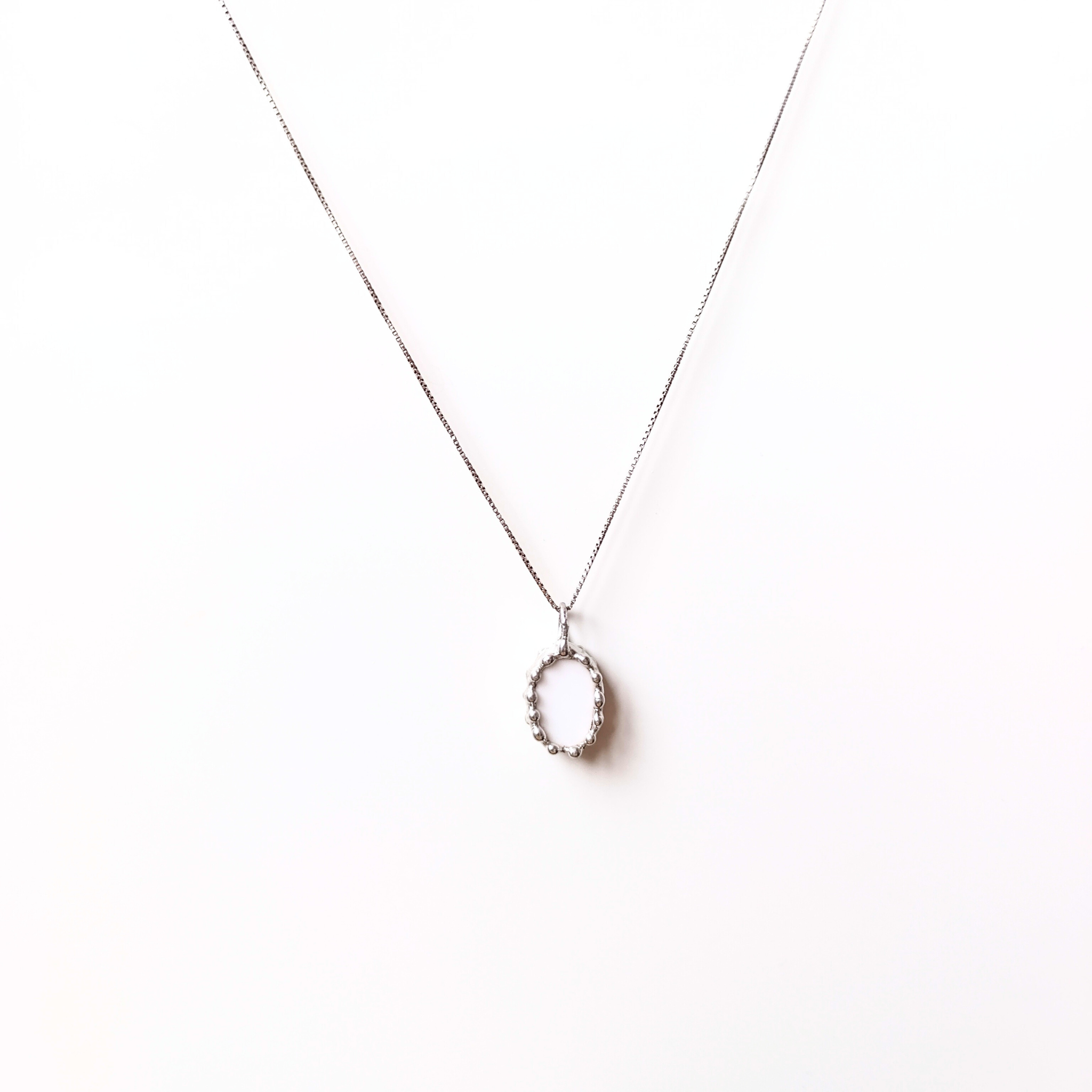 Porcelánový přívěsek se čmelákem