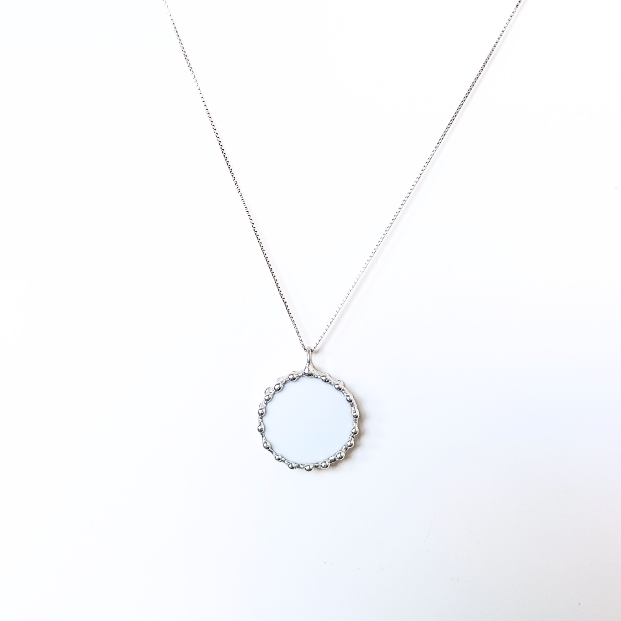 Porcelánový přívěsek s květinou