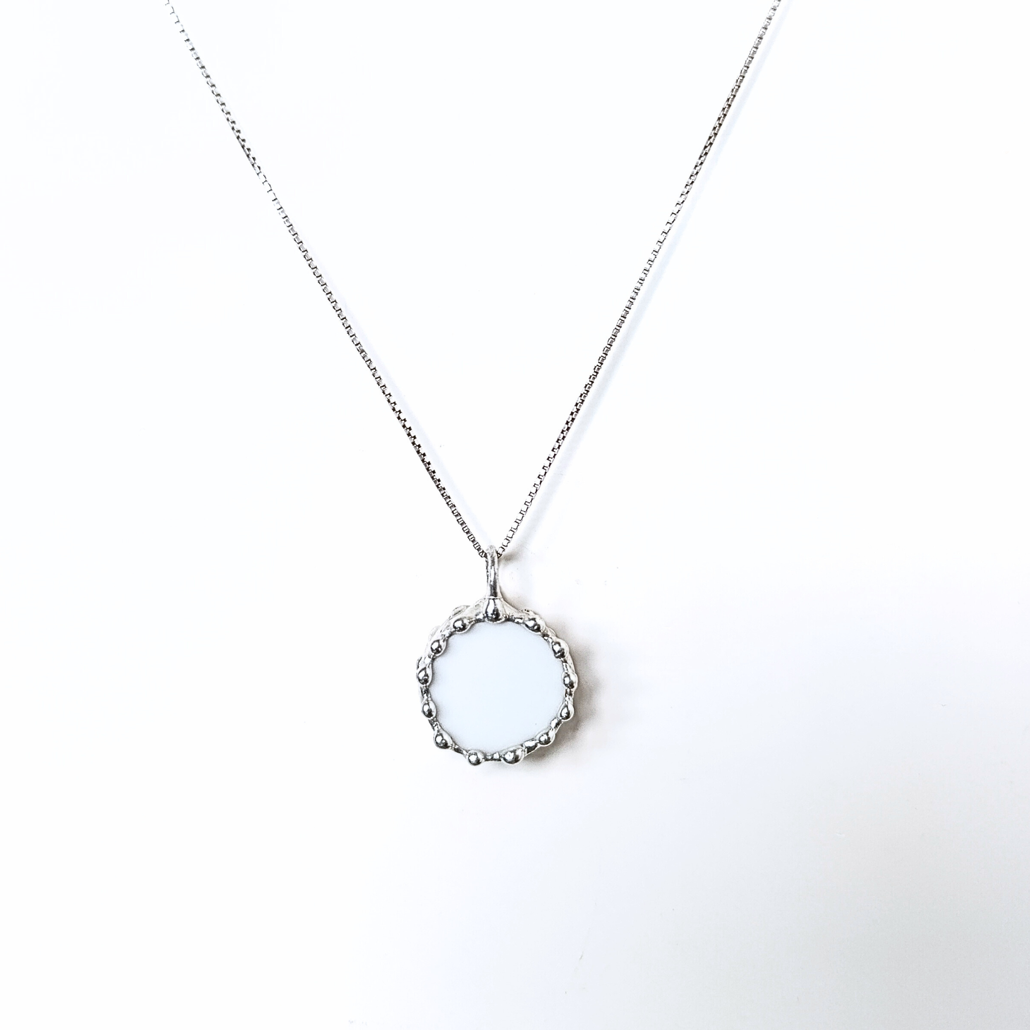 Porcelánový přívěsek s květinou