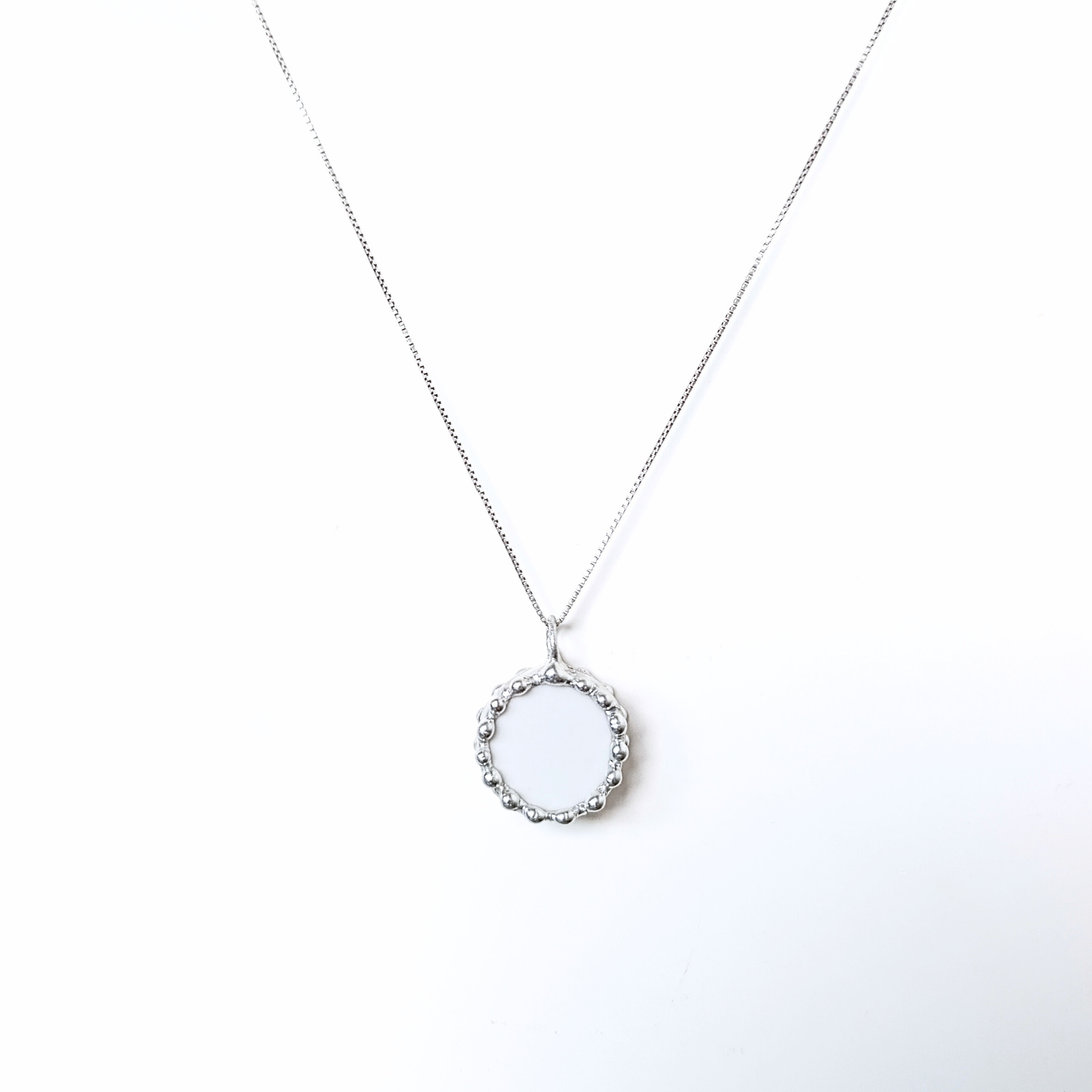 Porcelánový přívěsek se včelou