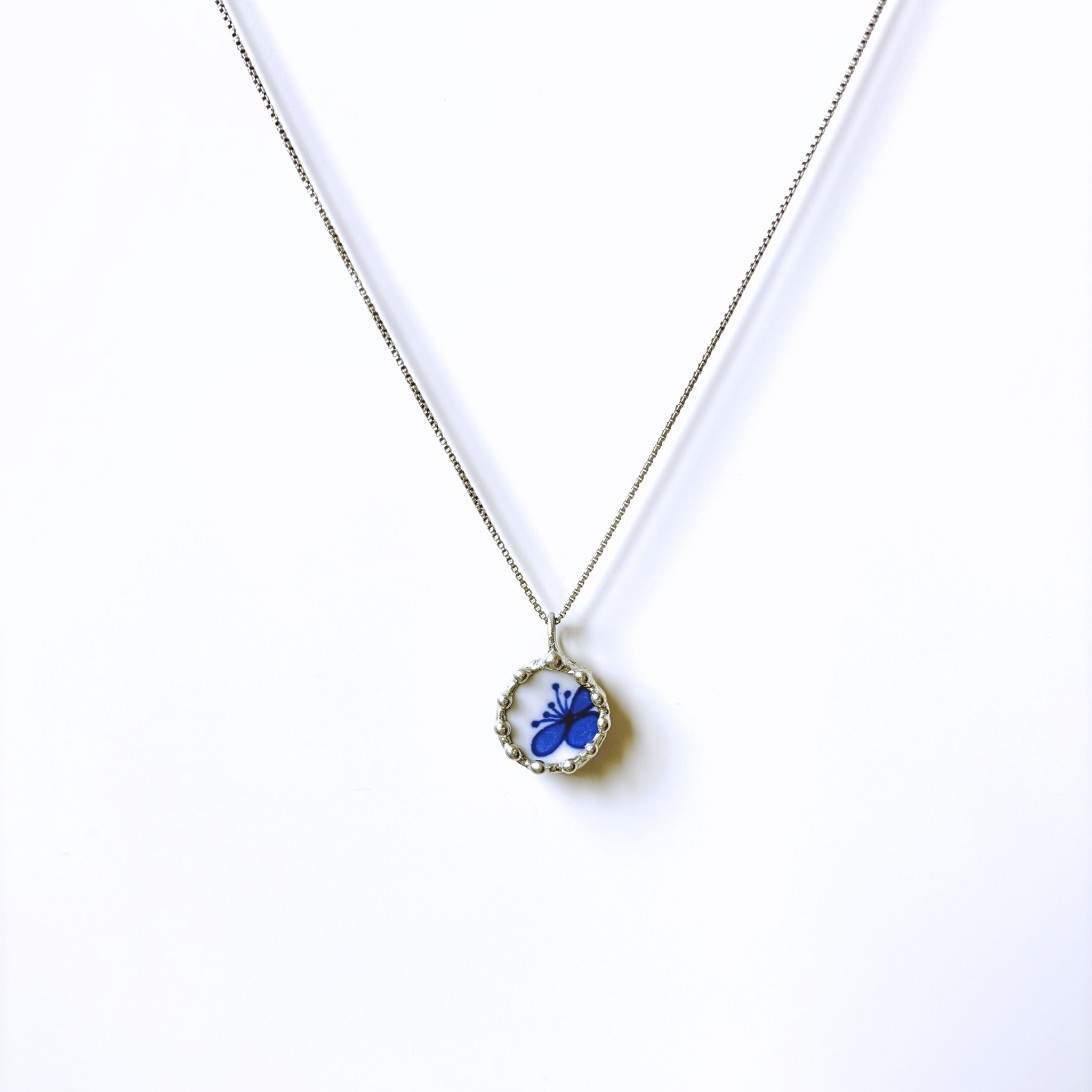 Porcelánový přívěsek s modrou kytičkou