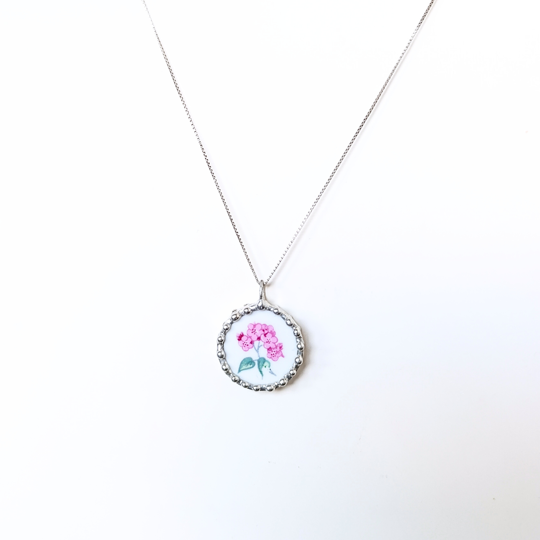 Porcelánový přívěsek s květinou