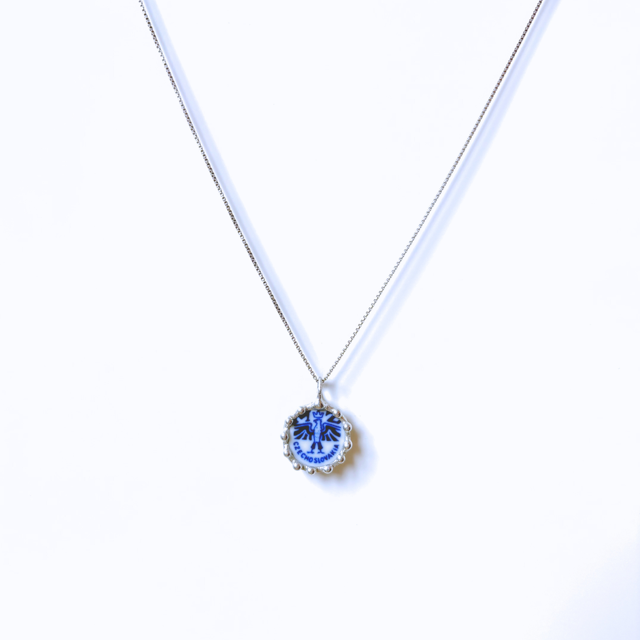 Porcelánový přívěsek s nápisem CZECHOSLOVAKIA