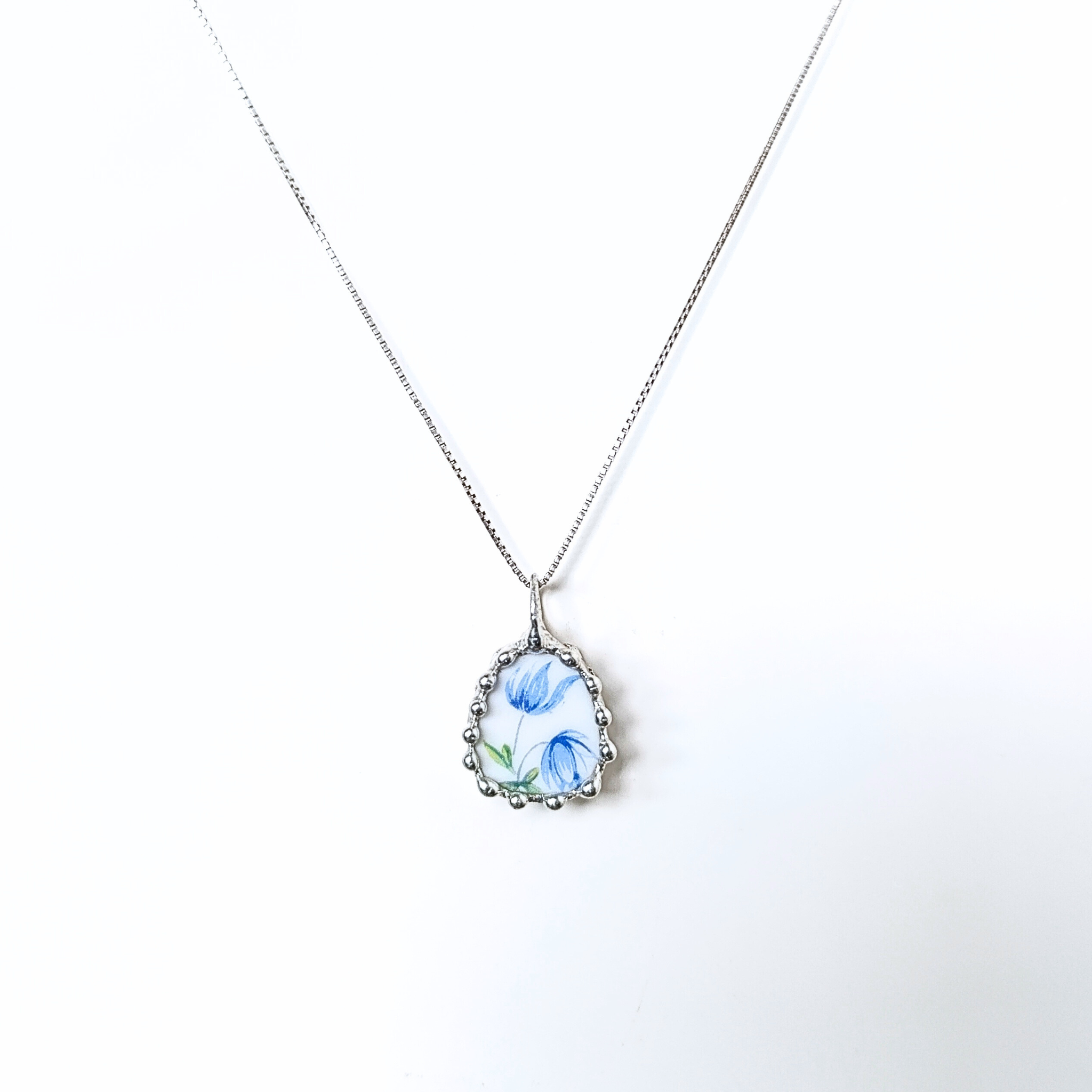 Porcelánový přívěsek s květinou