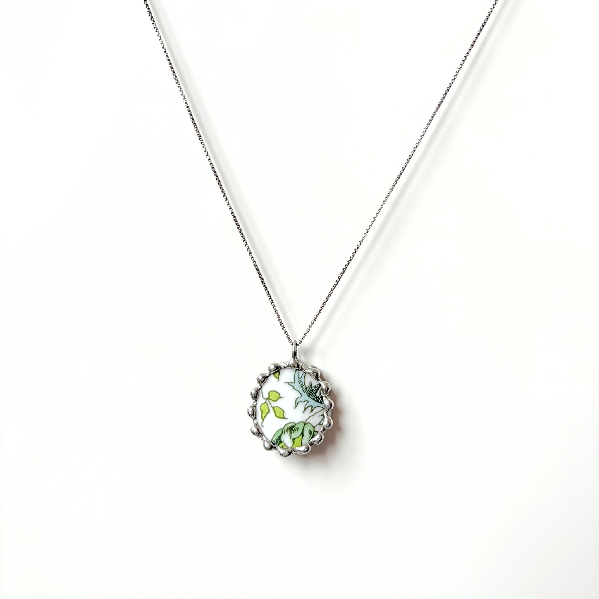 Porcelánový přívěsek se zelenými listy