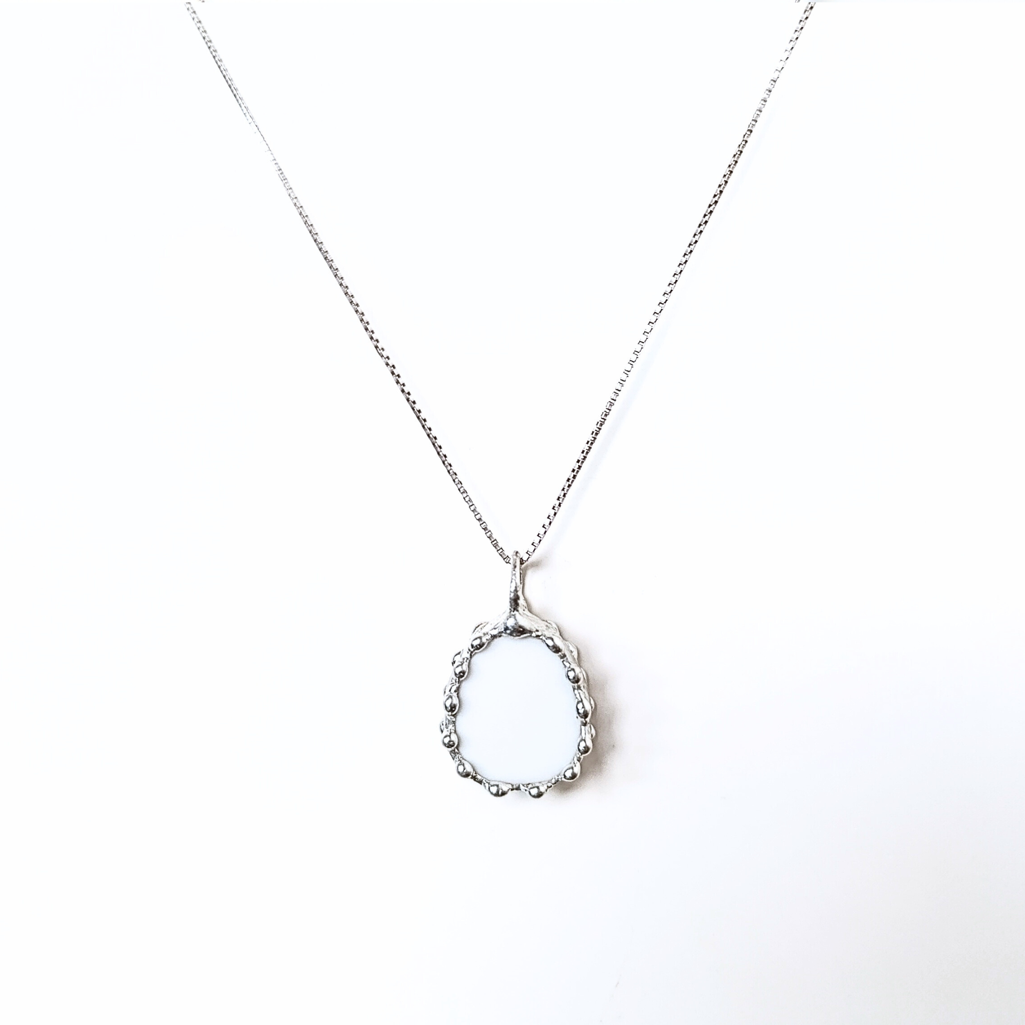 Porcelánový přívěsek s květinou