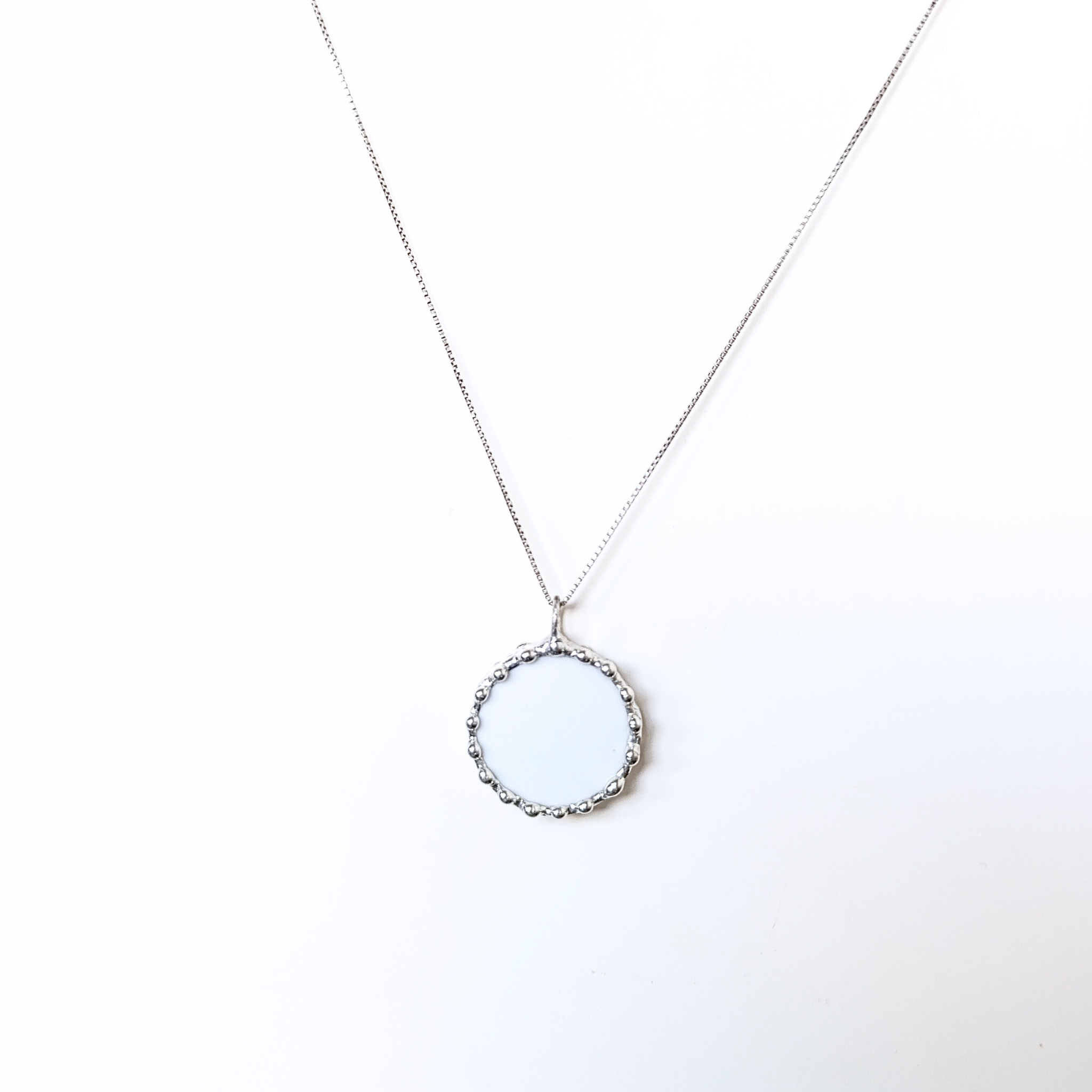 Porcelánový přívěsek s květinou