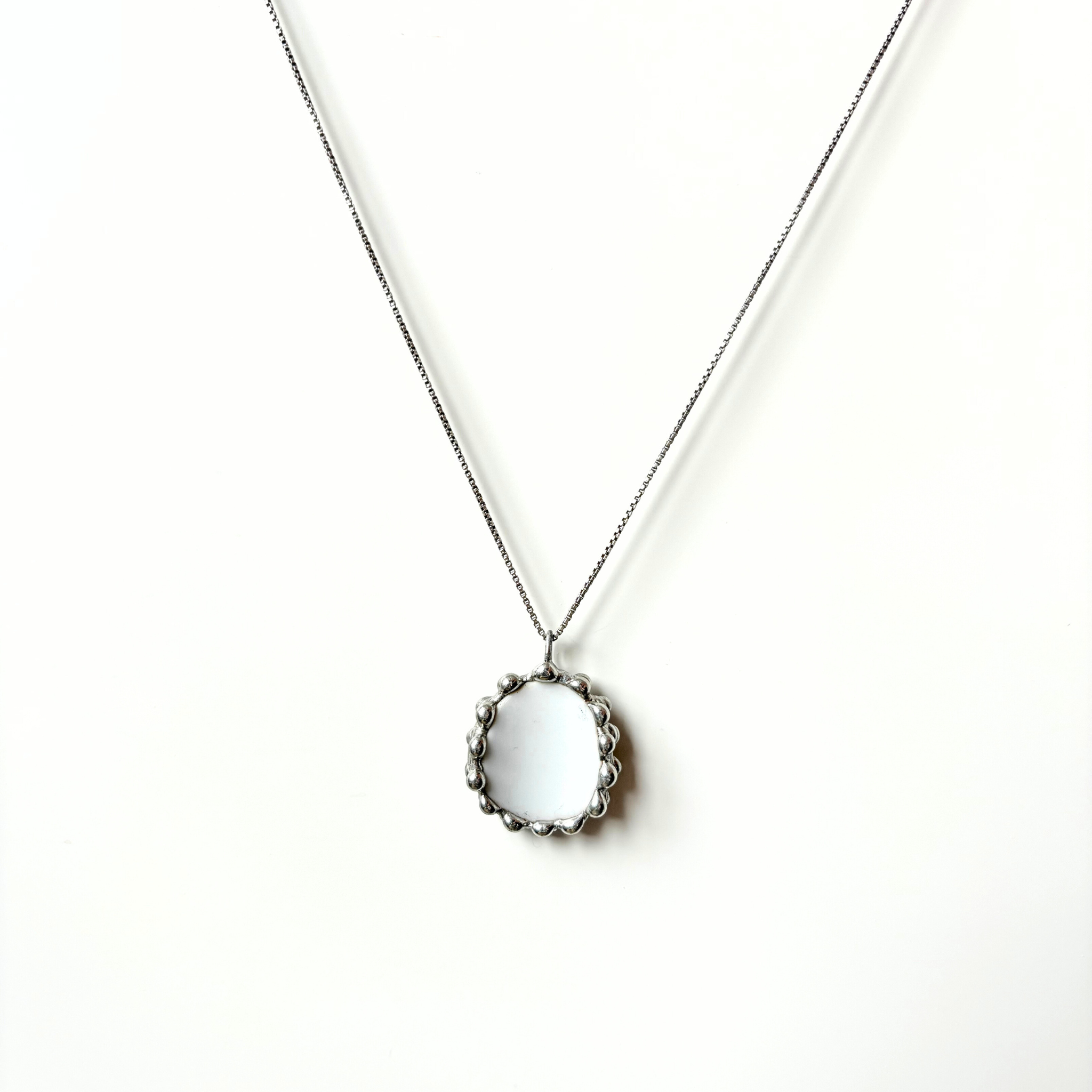 Porcelánový přívěsek se zelenými listy