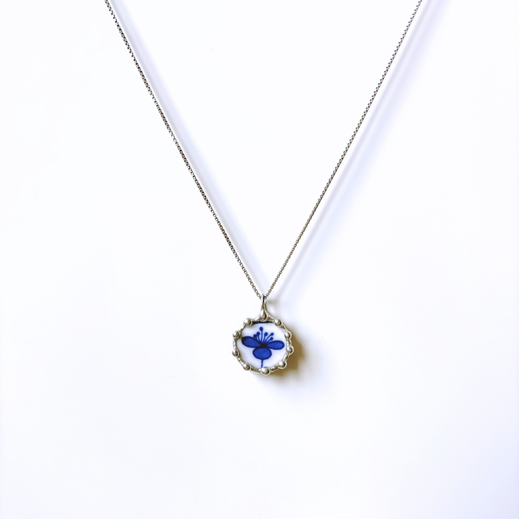 Porcelánový přívěsek s modrou kytičkou