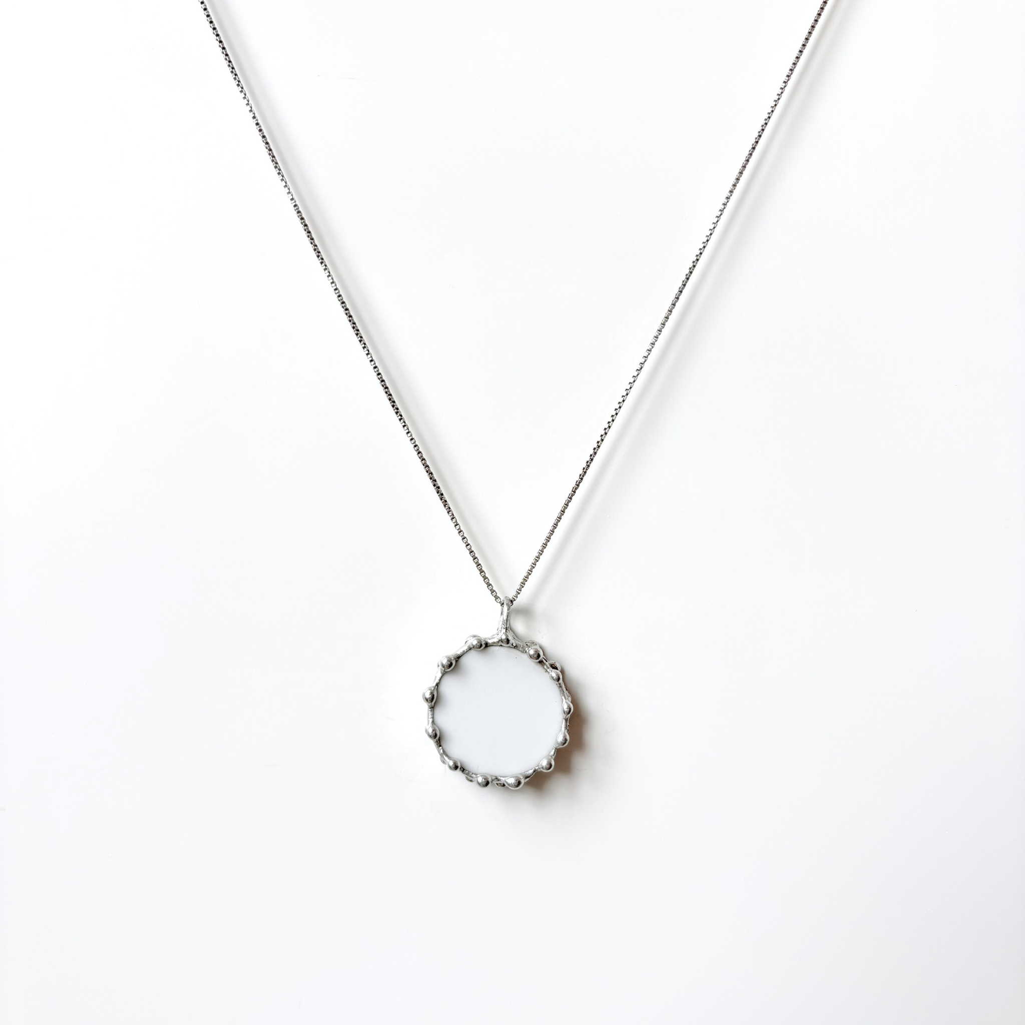 Porcelánový přívěsek s modrou květinou