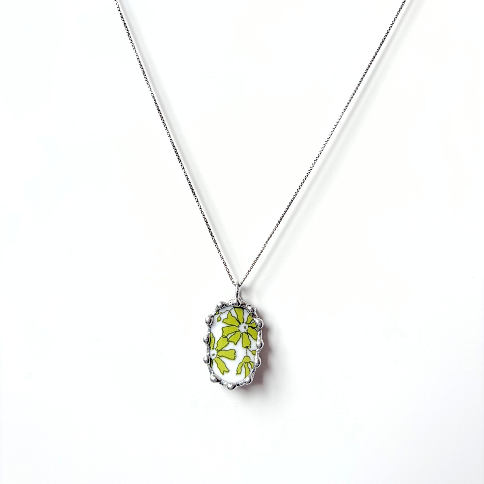 Porcelánový přívěsek se zelenými kytičkami