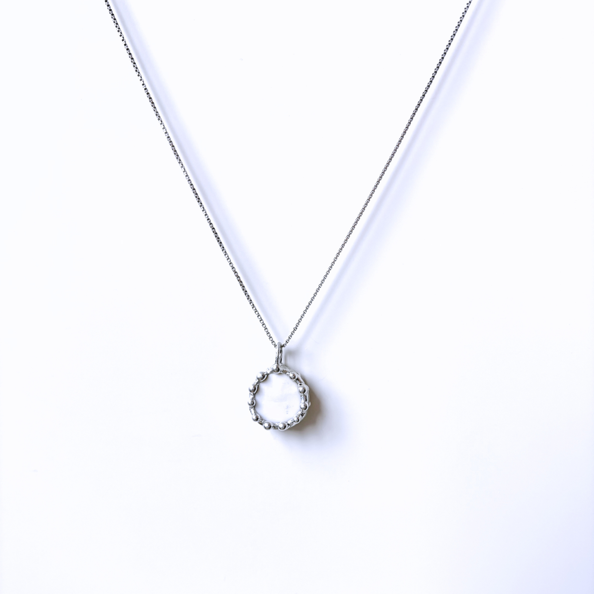 Porcelánový přívěsek s modrou kytičkou