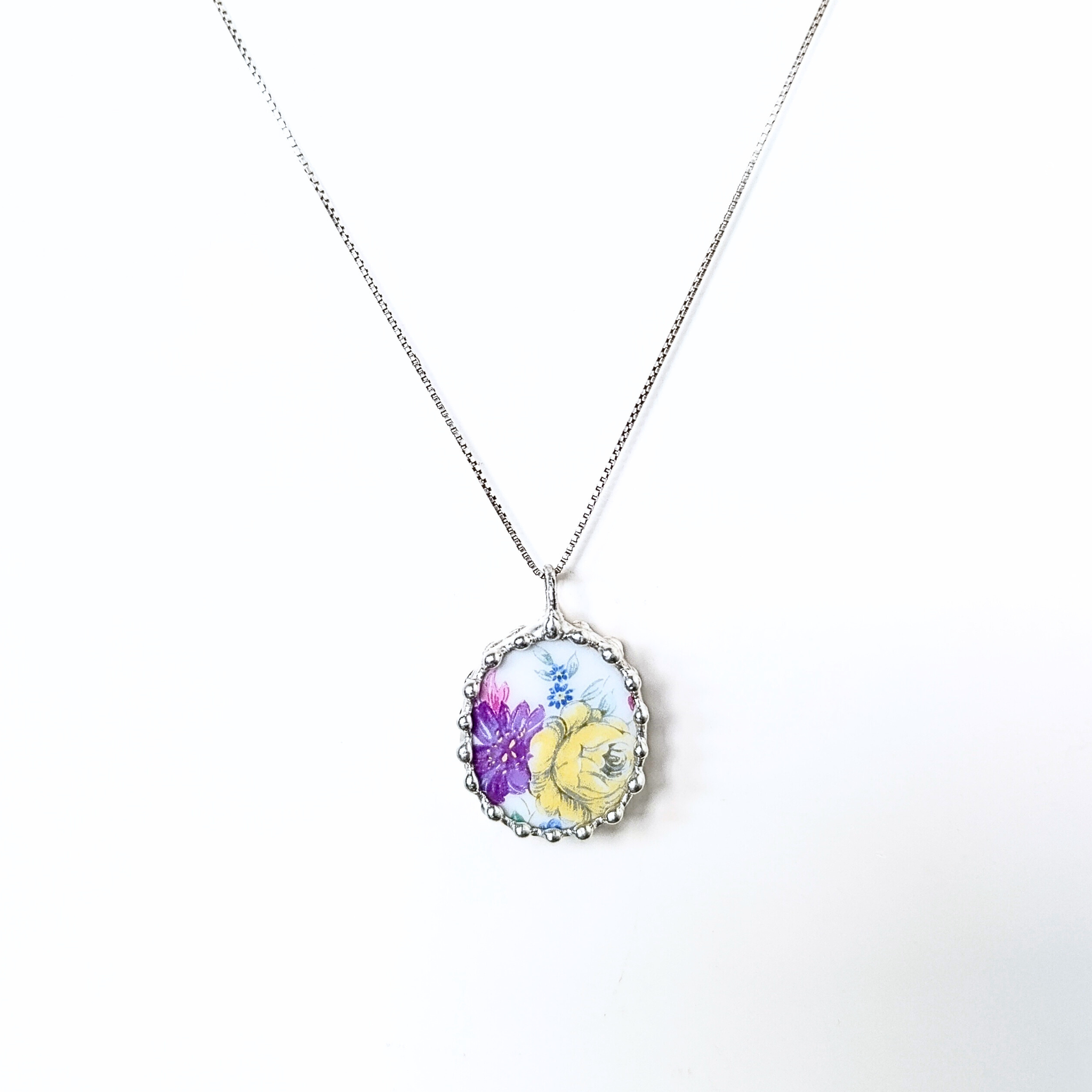 Porcelánový přívěsek s květinou