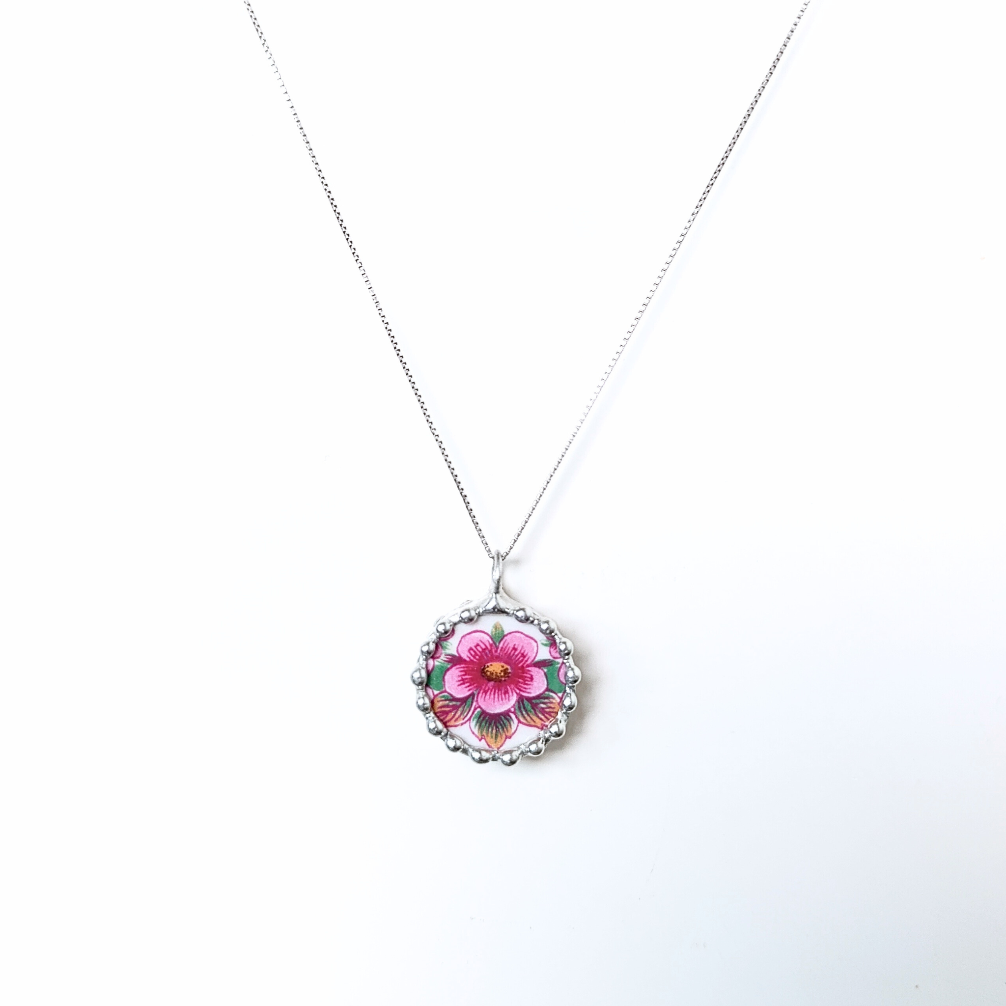 Porcelánový přívěsek s květinou