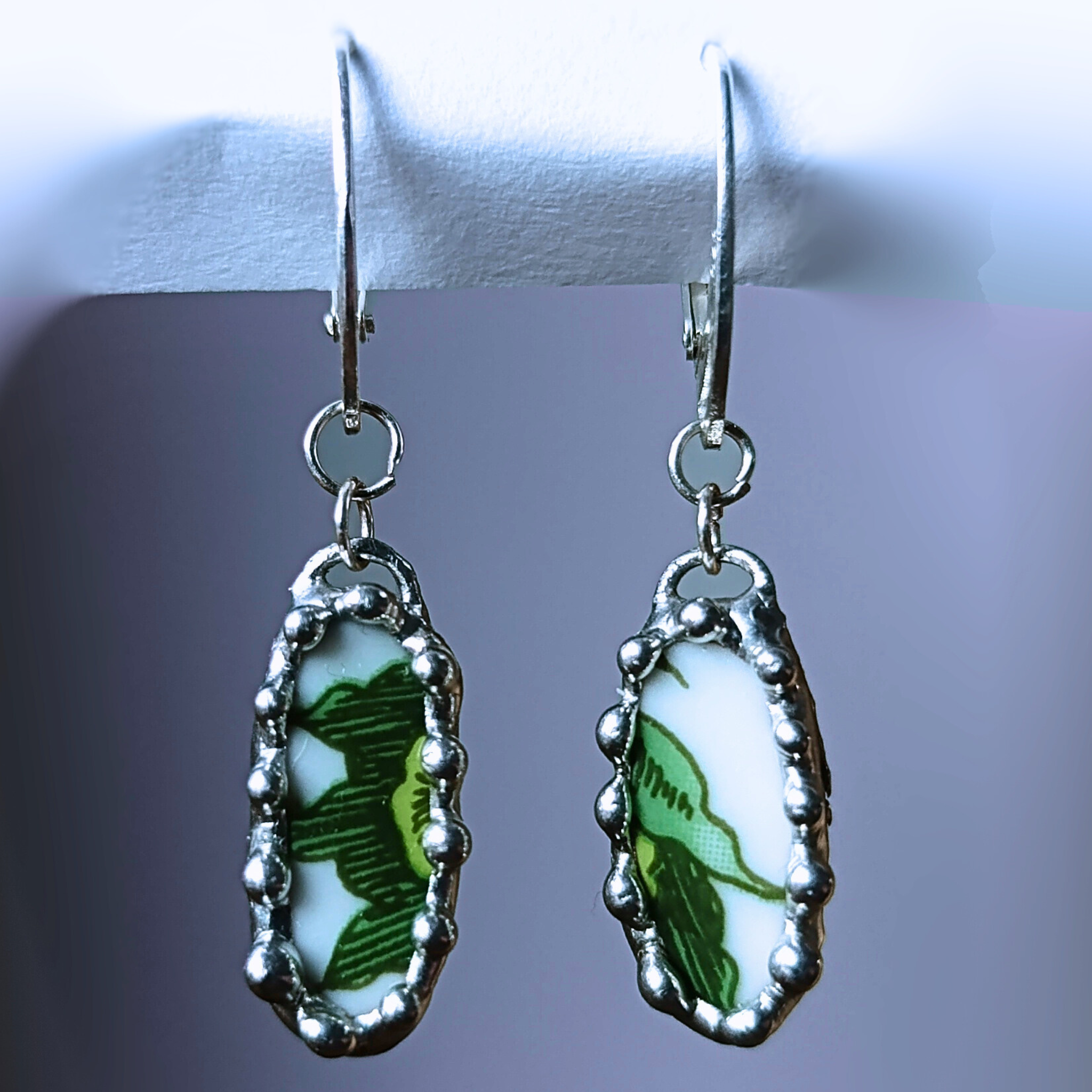 Porcelánové náušnice se zelenými kytičkami